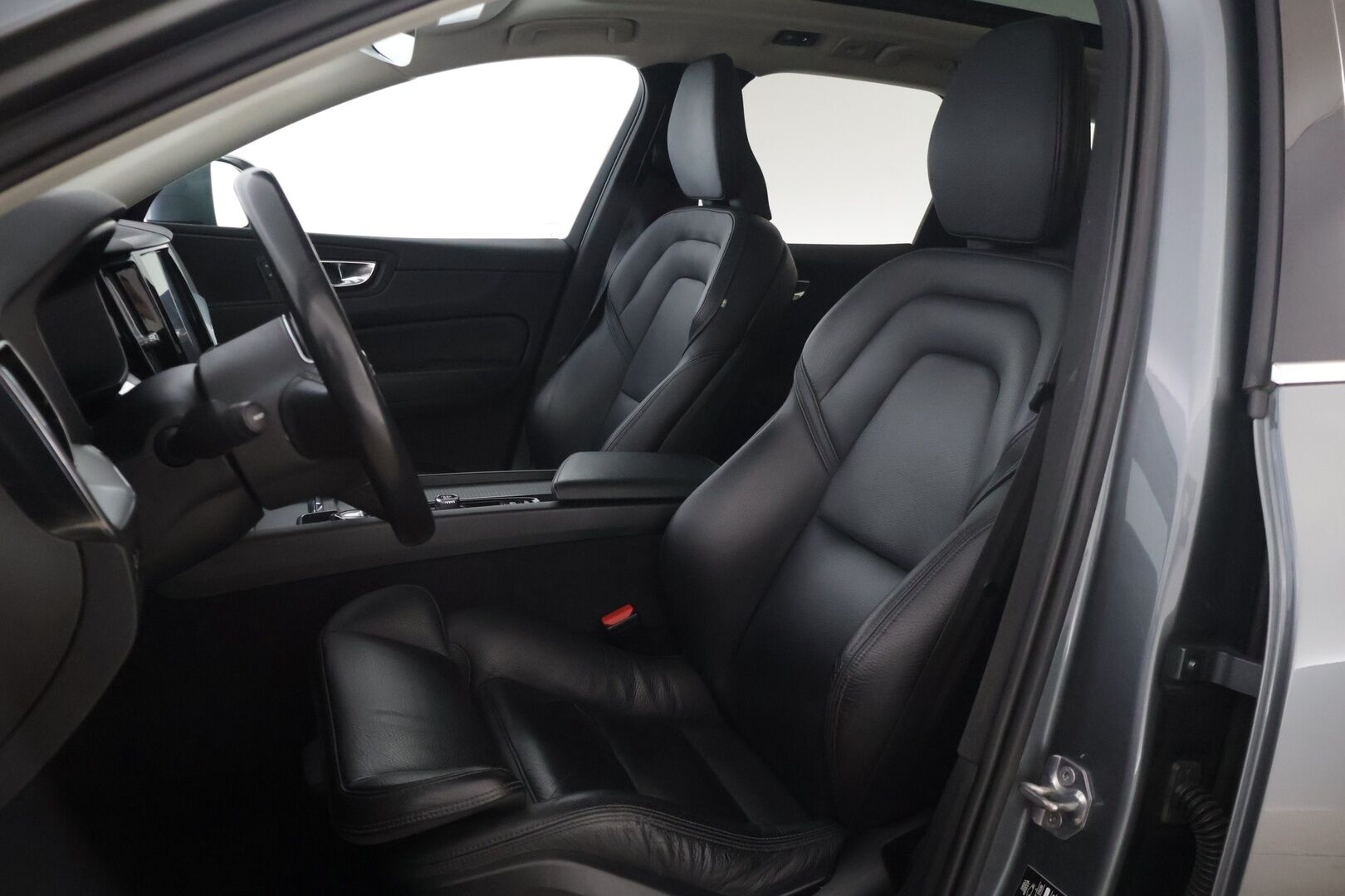 Volvo XC60 2018 T8 AWD Momentum aut - | HUD | Panorama | ACC | Koukku | 360 | Webasto | R-Design Nahkapenkit | KeylessGo | 85 Soh%|