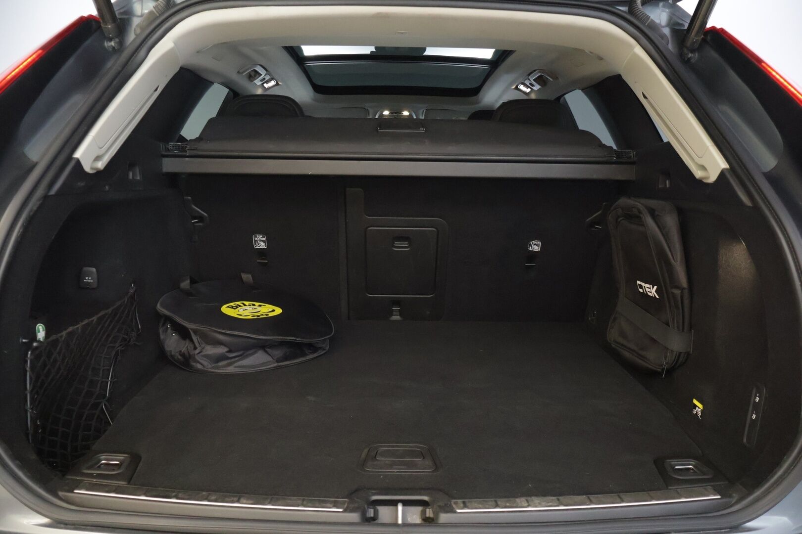 Volvo XC60 2018 T8 AWD Momentum aut - | HUD | Panorama | ACC | Koukku | 360 | Webasto | R-Design Nahkapenkit | KeylessGo | 85 Soh%|