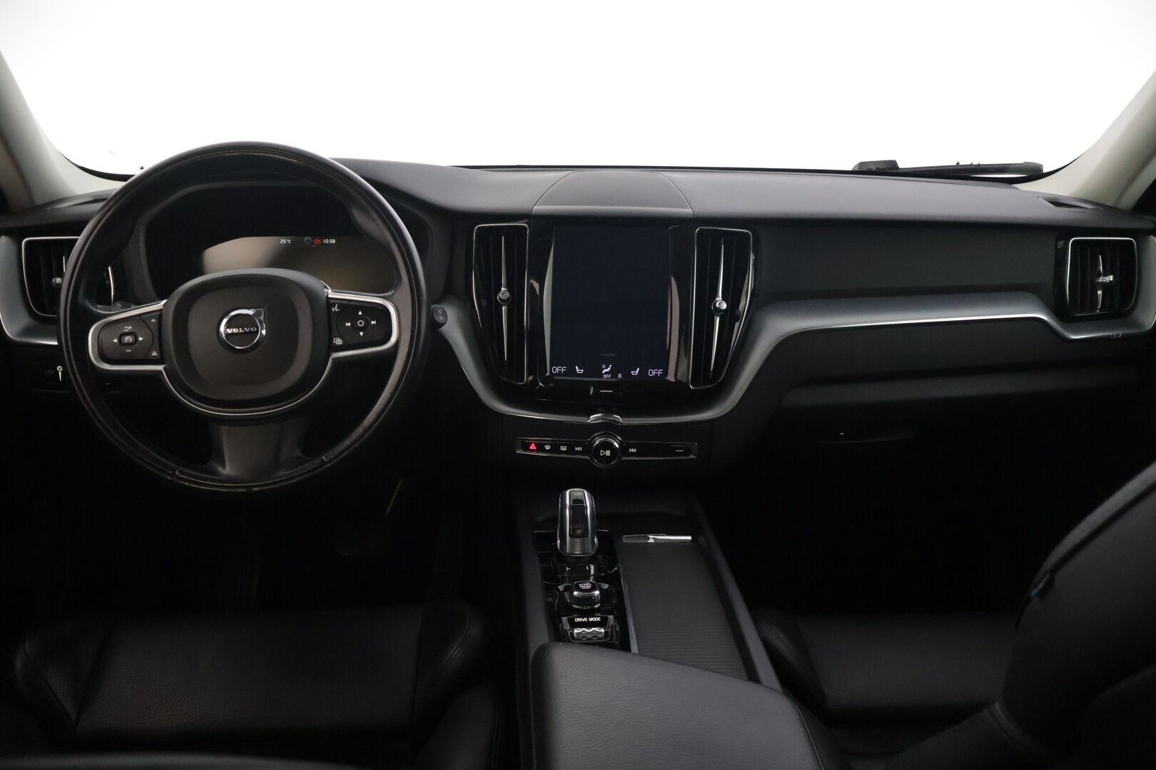 Volvo XC60 2018 T8 AWD Momentum aut - | HUD | Panorama | ACC | Koukku | 360 | Webasto | R-Design Nahkapenkit | KeylessGo | 85 Soh%|