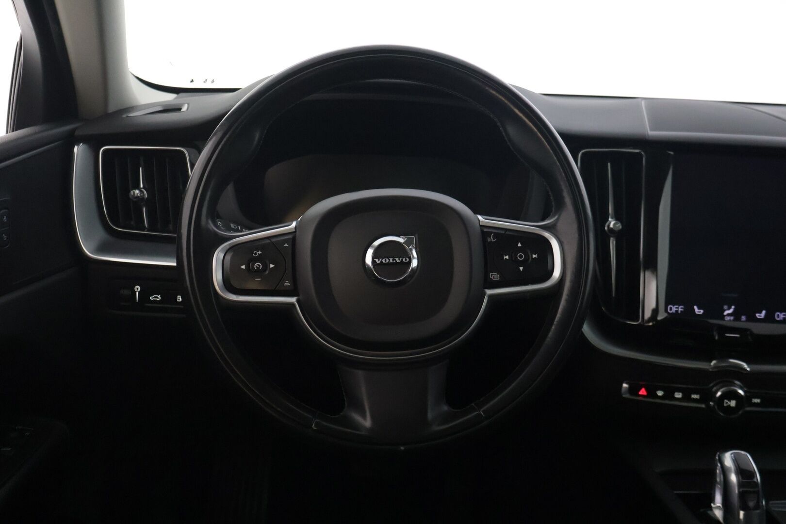 Volvo XC60 2018 T8 AWD Momentum aut - | HUD | Panorama | ACC | Koukku | 360 | Webasto | R-Design Nahkapenkit | KeylessGo | 85 Soh%|