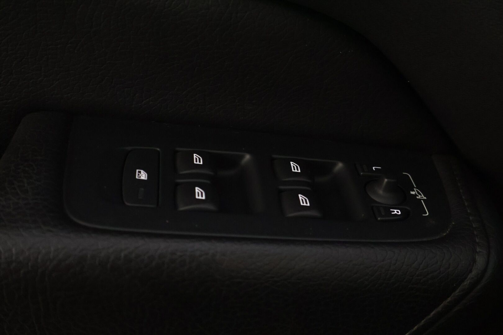 Volvo XC60 2018 T8 AWD Momentum aut - | HUD | Panorama | ACC | Koukku | 360 | Webasto | R-Design Nahkapenkit | KeylessGo | 85 Soh%|