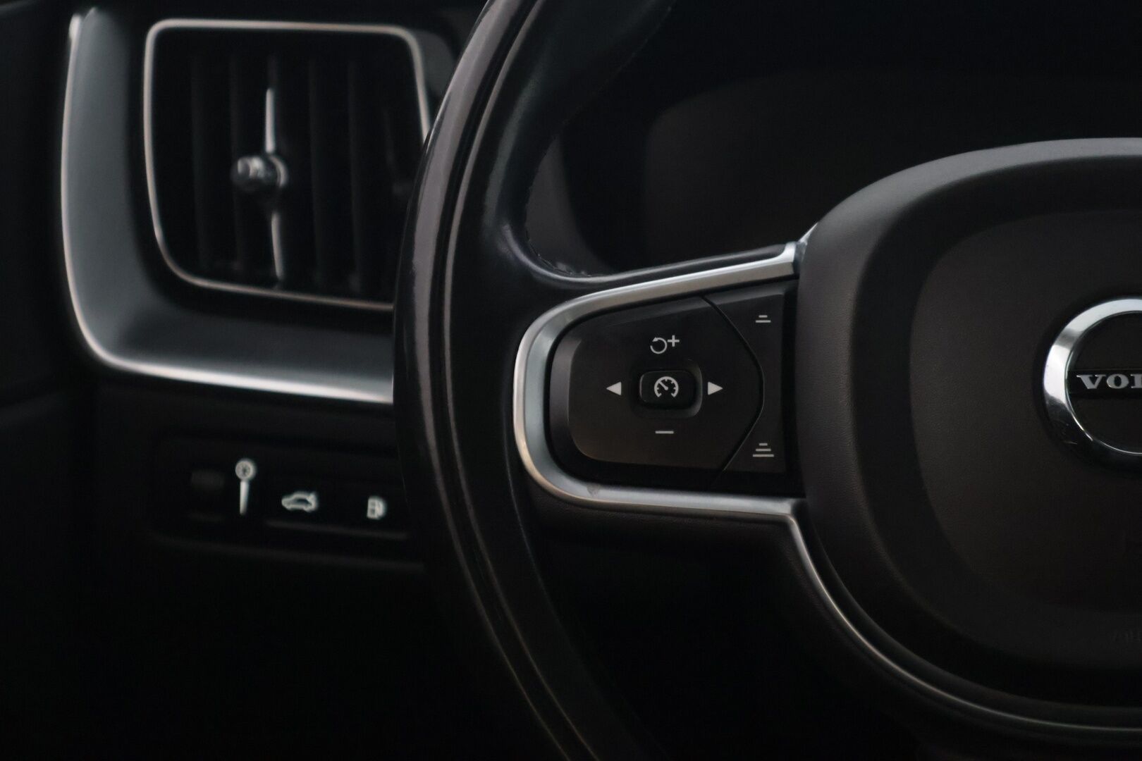 Volvo XC60 2018 T8 AWD Momentum aut - | HUD | Panorama | ACC | Koukku | 360 | Webasto | R-Design Nahkapenkit | KeylessGo | 85 Soh%|