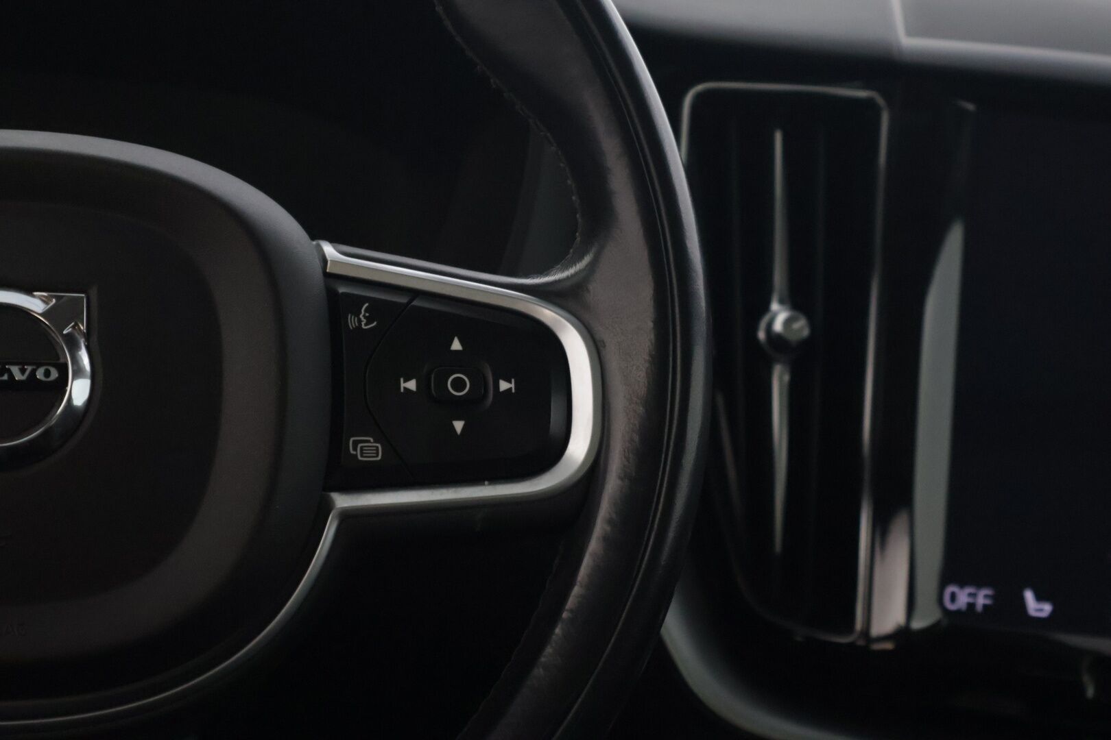 Volvo XC60 2018 T8 AWD Momentum aut - | HUD | Panorama | ACC | Koukku | 360 | Webasto | R-Design Nahkapenkit | KeylessGo | 85 Soh%|