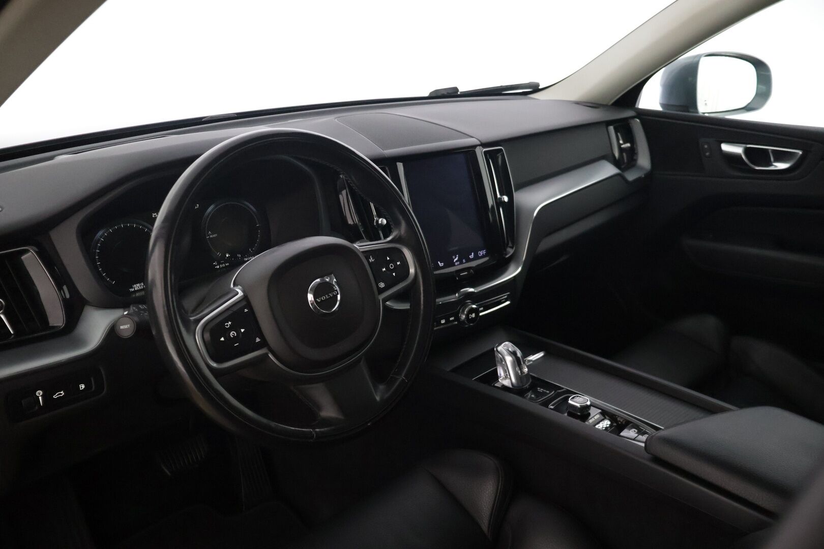 Volvo XC60 2018 T8 AWD Momentum aut - | HUD | Panorama | ACC | Koukku | 360 | Webasto | R-Design Nahkapenkit | KeylessGo | 85 Soh%|