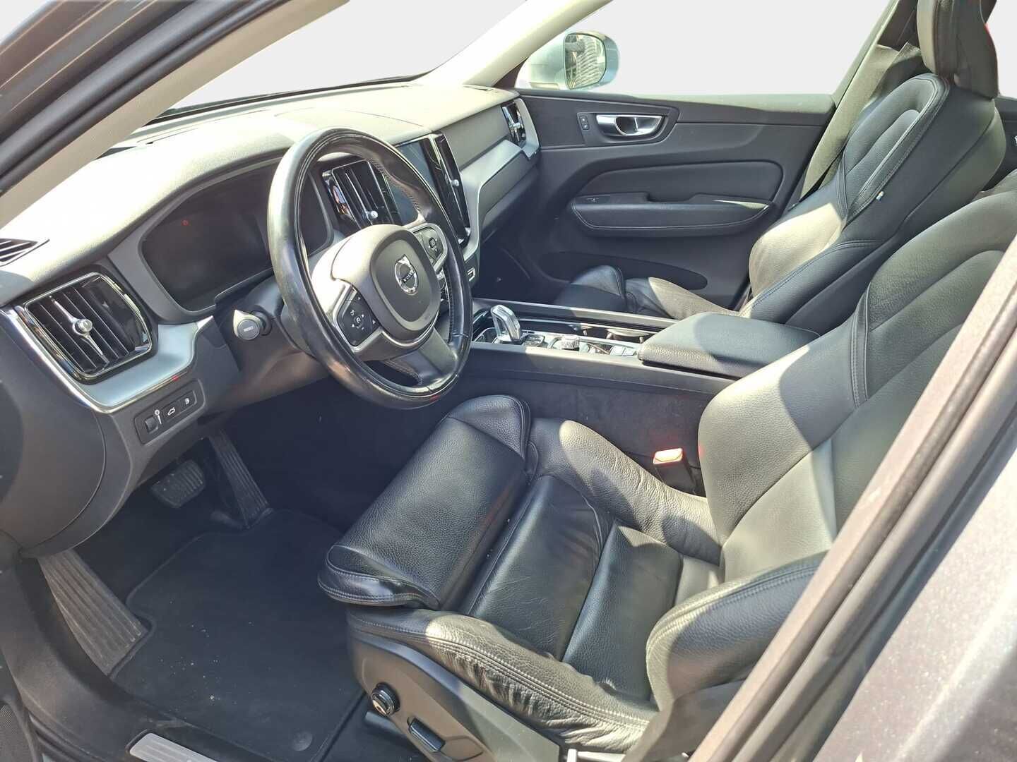 Volvo XC60 2018 T8 AWD Momentum aut - |Webasto | HUD | Panorama | Koukku | 360 | Nahkasistusta | KeyLessGo |