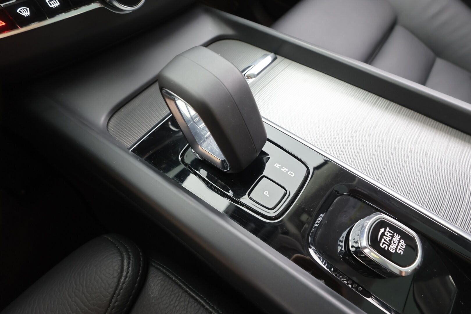 Volvo XC60 2023 T6 AWD Long Range Plus Dark aut - | Pilot assist | Webasto | Koukku | Panorama | Full LED | Muistinahat | P.Kamera | High Performance audio | Keyless | Apple&Android | 1.Om Suomi-auto | Merkkihuollettu | Kahdet Renkaat |