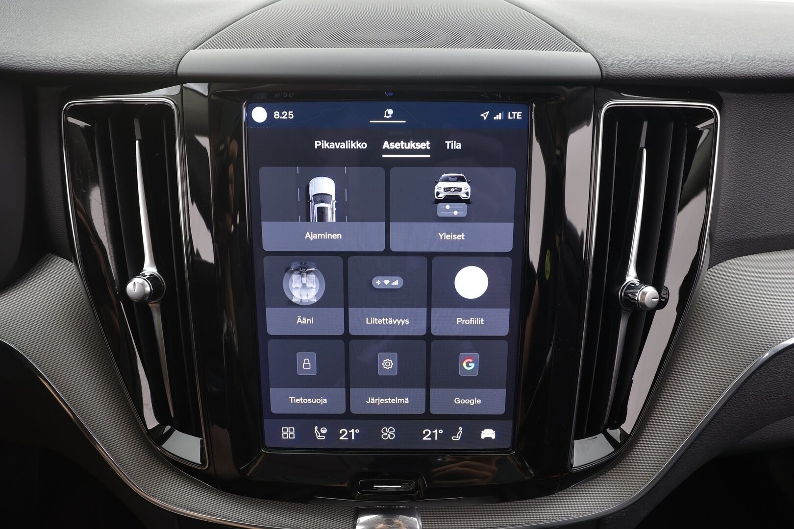 Volvo XC60 2023 T6 AWD Long Range Plus Dark aut - | Pilot assist | Webasto | Koukku | Panorama | Full LED | Muistinahat | P.Kamera | High Performance audio | Keyless | Apple&Android | 1.Om Suomi-auto | Merkkihuollettu | Kahdet Renkaat |