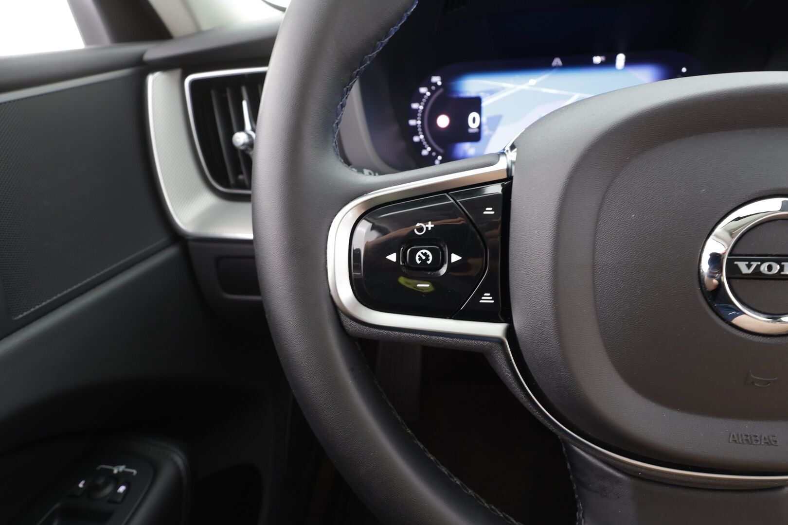 Volvo XC60 2023 T6 AWD Long Range Plus Dark aut - | Pilot assist | Webasto | Koukku | Panorama | Full LED | Muistinahat | P.Kamera | High Performance audio | Keyless | Apple&Android | 1.Om Suomi-auto | Merkkihuollettu | Kahdet Renkaat |
