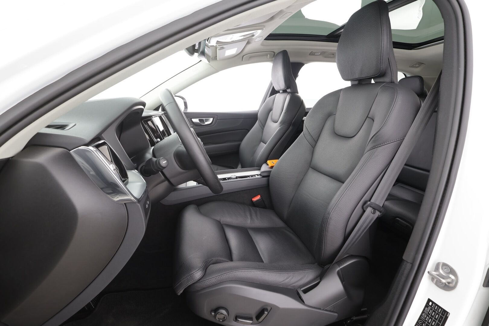 Volvo XC60 2023 T6 AWD Long Range Plus Dark aut - | Pilot assist | Webasto | Koukku | Panorama | Full LED | Muistinahat | P.Kamera | High Performance audio | Keyless | Apple&Android | 1.Om Suomi-auto | Merkkihuollettu | Kahdet Renkaat |