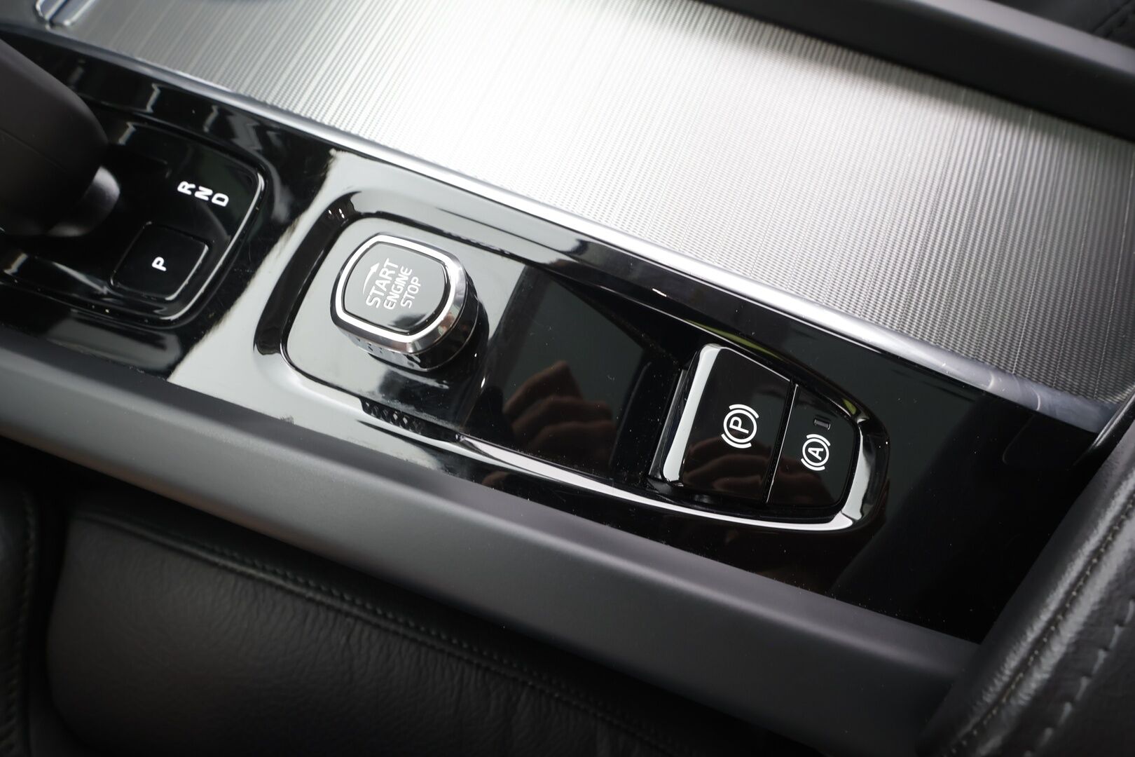 Volvo XC60 2023 T6 AWD Long Range Plus Dark aut - | Pilot assist | Webasto | Koukku | Panorama | Full LED | Muistinahat | P.Kamera | High Performance audio | Keyless | Apple&Android | 1.Om Suomi-auto | Merkkihuollettu | Kahdet Renkaat |