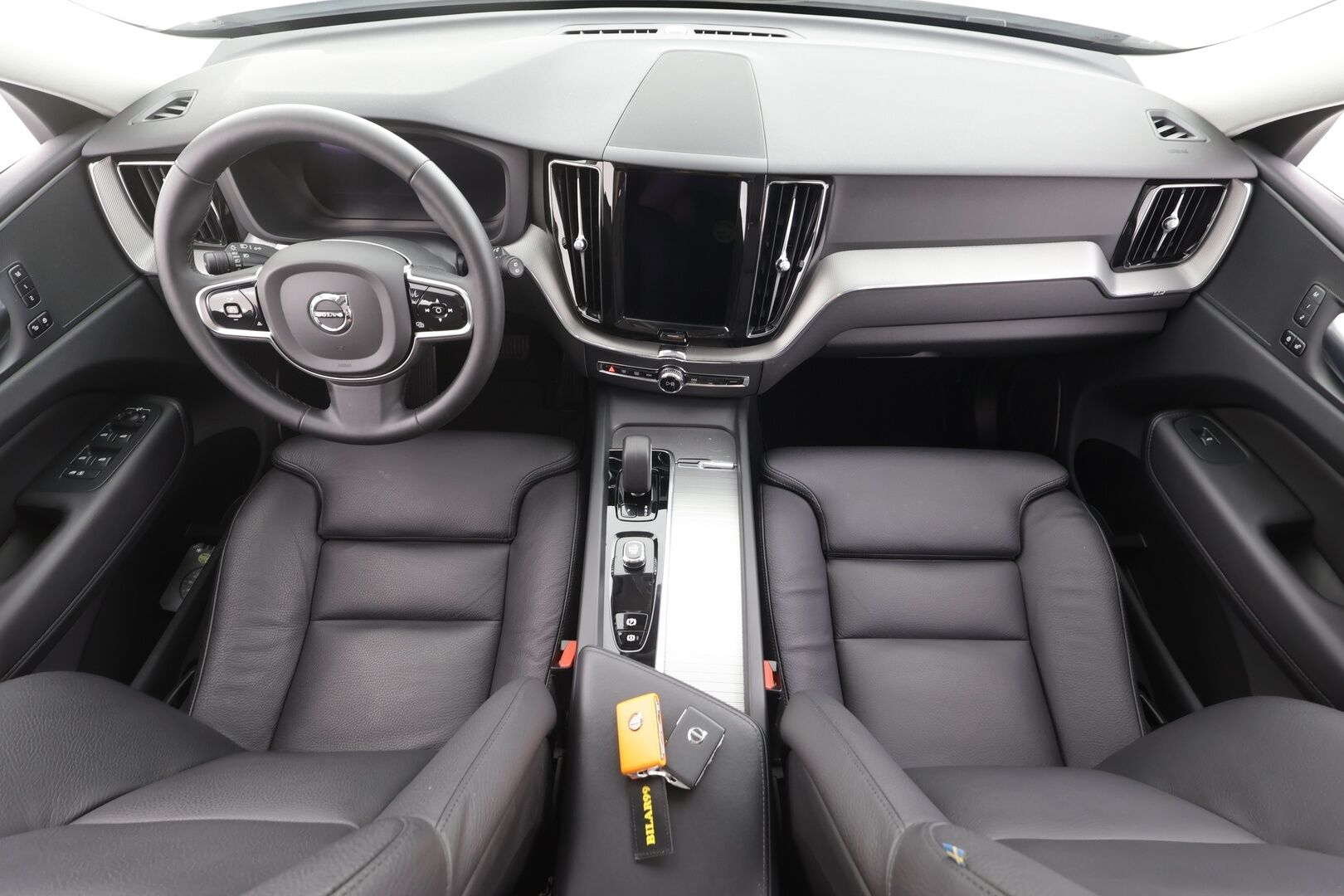 Volvo XC60 2023 T6 AWD Long Range Plus Dark aut - | Pilot assist | Webasto | Koukku | Panorama | Full LED | Muistinahat | P.Kamera | High Performance audio | Keyless | Apple&Android | 1.Om Suomi-auto | Merkkihuollettu | Kahdet Renkaat |