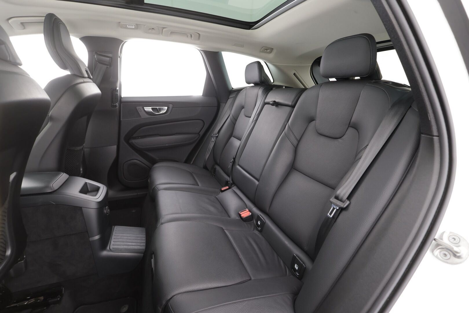 Volvo XC60 2023 T6 AWD Long Range Plus Dark aut - | Pilot assist | Webasto | Koukku | Panorama | Full LED | Muistinahat | P.Kamera | High Performance audio | Keyless | Apple&Android | 1.Om Suomi-auto | Merkkihuollettu | Kahdet Renkaat |