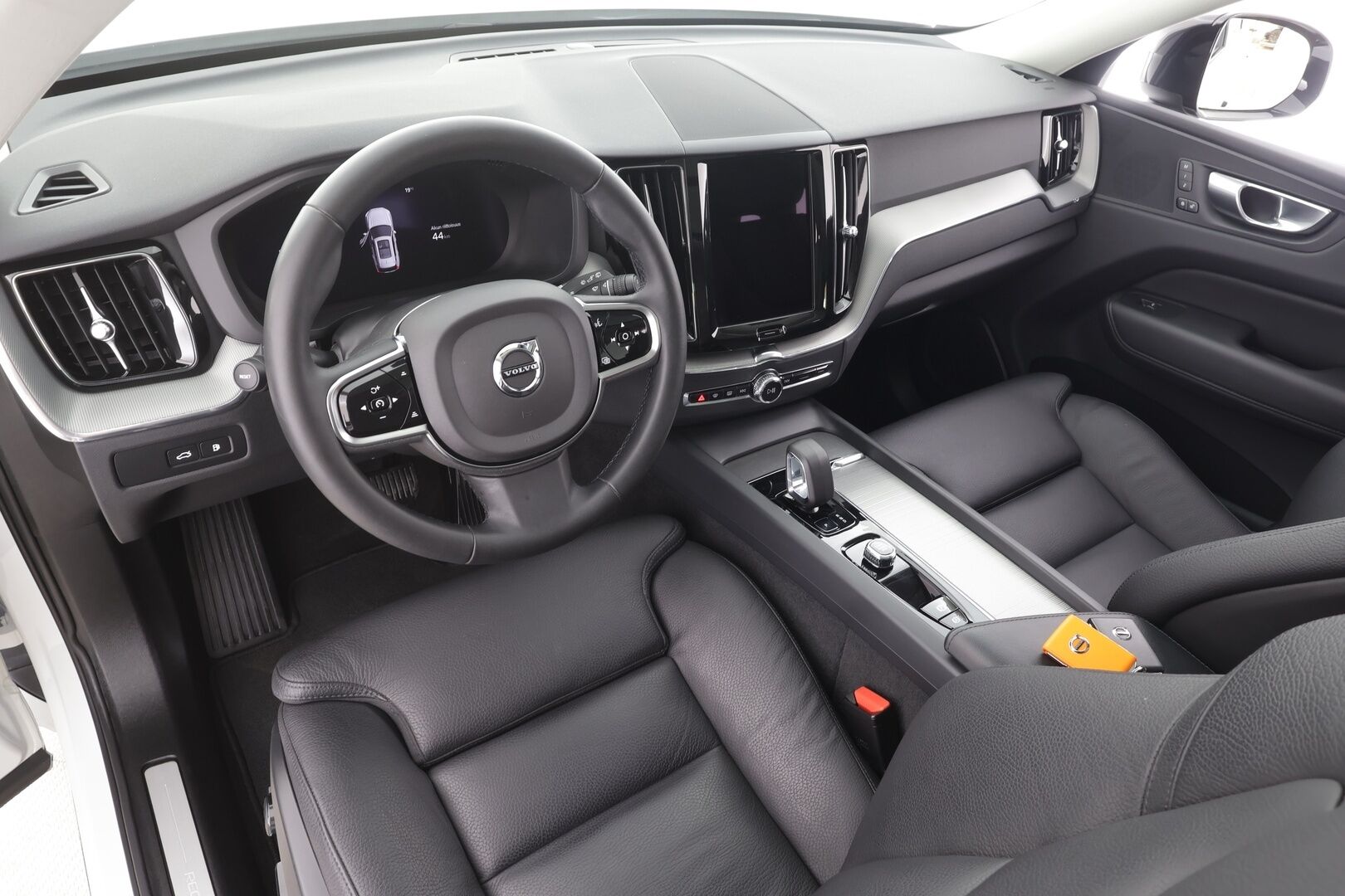 Volvo XC60 2023 T6 AWD Long Range Plus Dark aut - | Pilot assist | Webasto | Koukku | Panorama | Full LED | Muistinahat | P.Kamera | High Performance audio | Keyless | Apple&Android | 1.Om Suomi-auto | Merkkihuollettu | Kahdet Renkaat |
