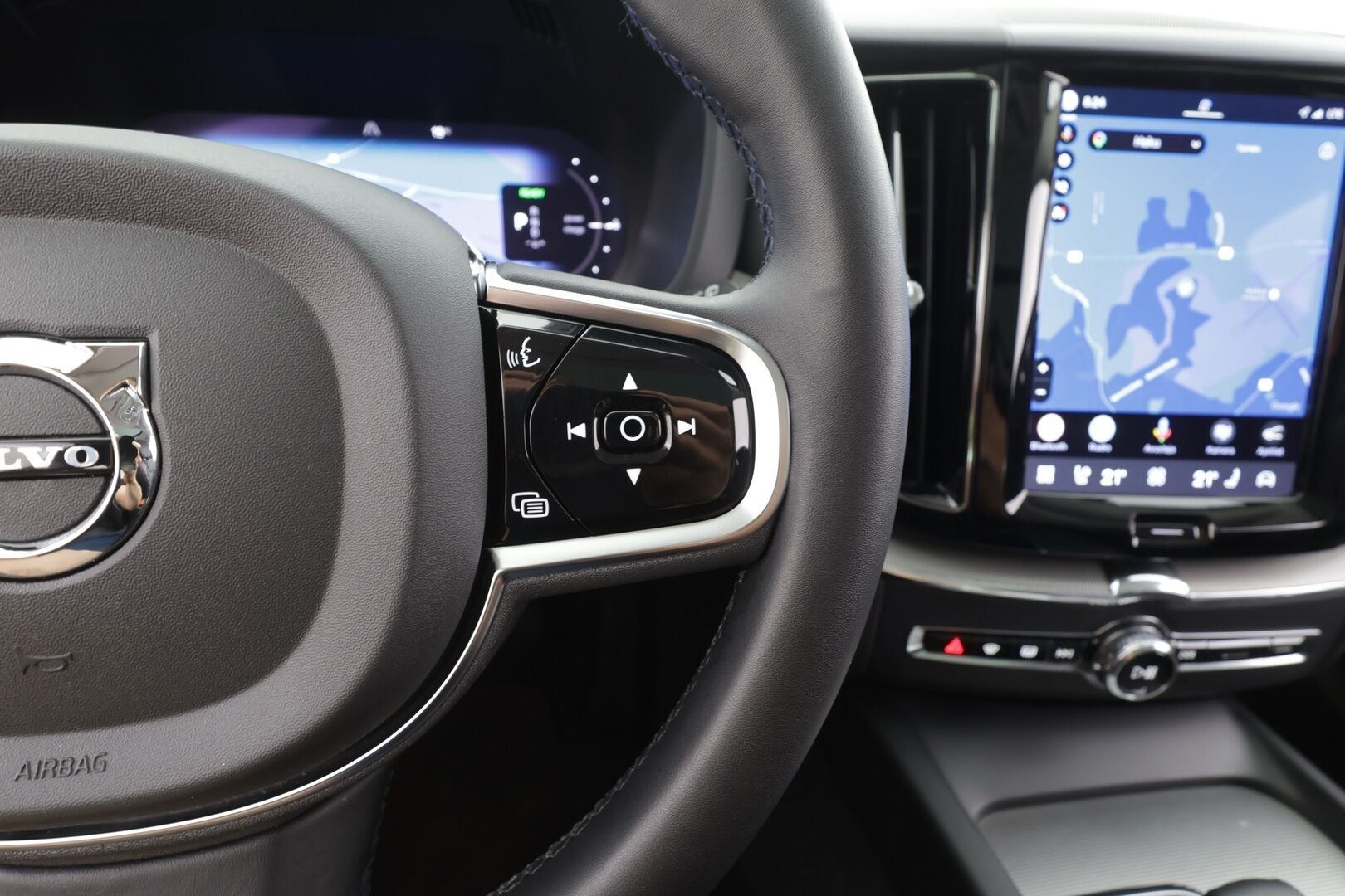 Volvo XC60 2023 T6 AWD Long Range Plus Dark aut - | Pilot assist | Webasto | Koukku | Panorama | Full LED | Muistinahat | P.Kamera | High Performance audio | Keyless | Apple&Android | 1.Om Suomi-auto | Merkkihuollettu | Kahdet Renkaat |