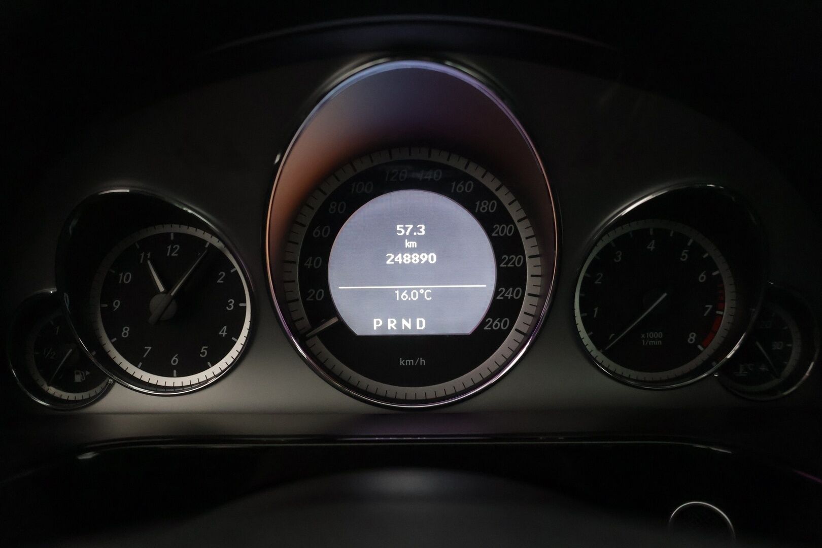 Mercedes-Benz E 2011 200 NGT Avantgarde 1,8 A Kaasu/Bensa * Lohkolämmitin / Vetokoukku / Vakkari / Tutkat / * - Taittuva vetokoukku, siisti Sedan - HULLUT VÄLIPÄIVÄT KORKOTARJOUS 2,49%