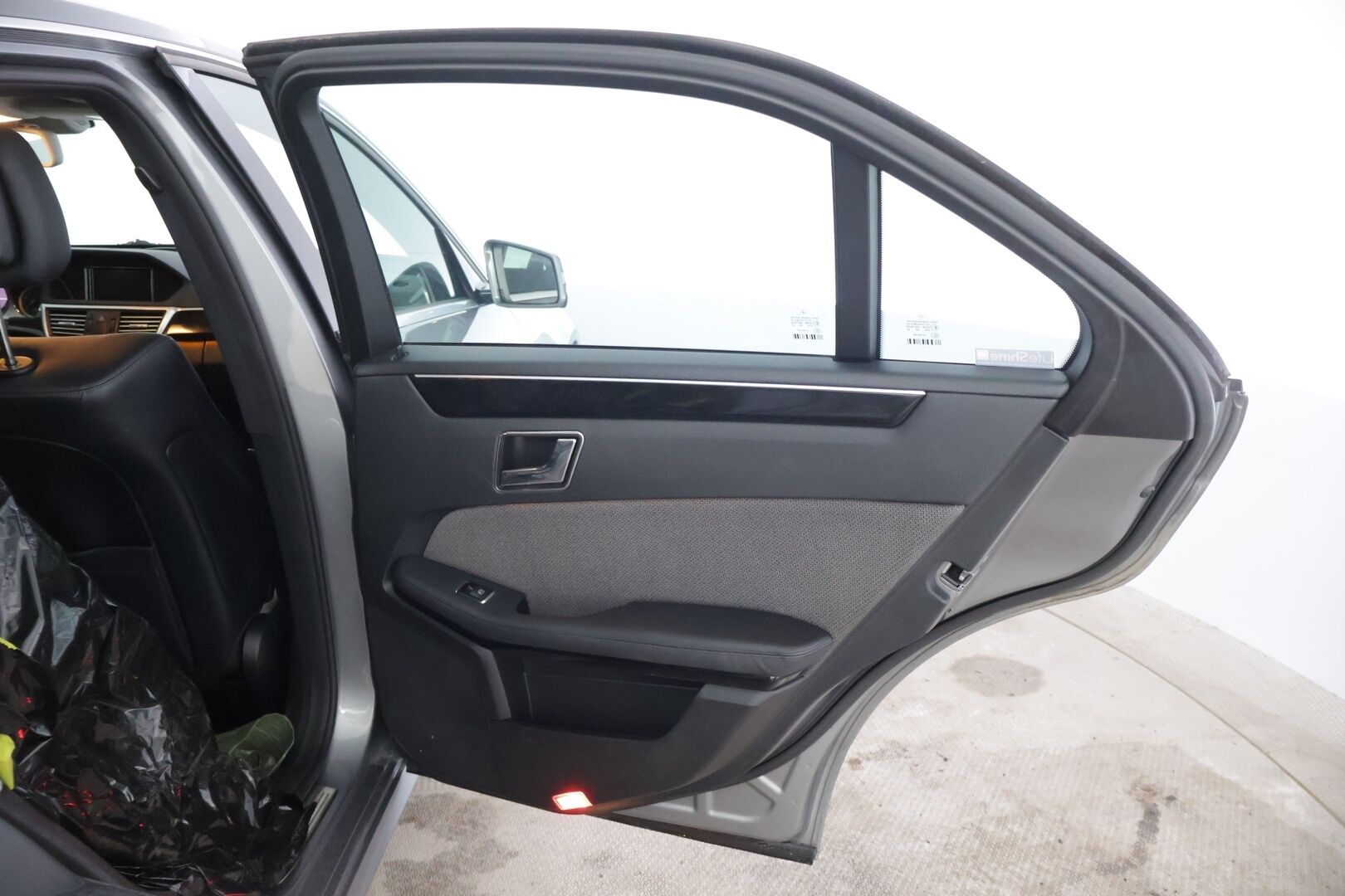 Mercedes-Benz E 2011 200 NGT Avantgarde 1,8 * Myydään Huutokaupat.com * Lohkolämmitin / Vetokoukku / Vakkari / Tutkat / * - *Myydään Huutokaupat.com* Kahdet renkaat vanteilla / Ortopedi-istuimet*