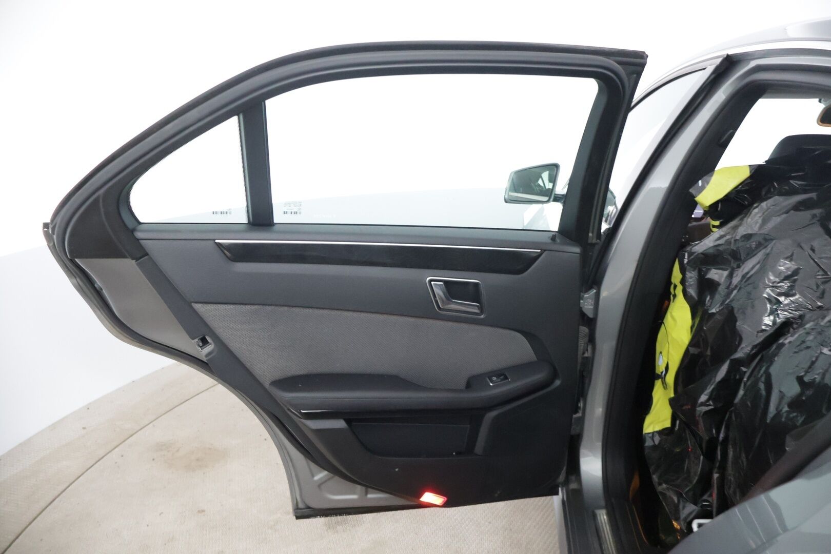 Mercedes-Benz E 2011 200 NGT Avantgarde 1,8 * Myydään Huutokaupat.com * Lohkolämmitin / Vetokoukku / Vakkari / Tutkat / * - *Myydään Huutokaupat.com* Kahdet renkaat vanteilla / Ortopedi-istuimet*