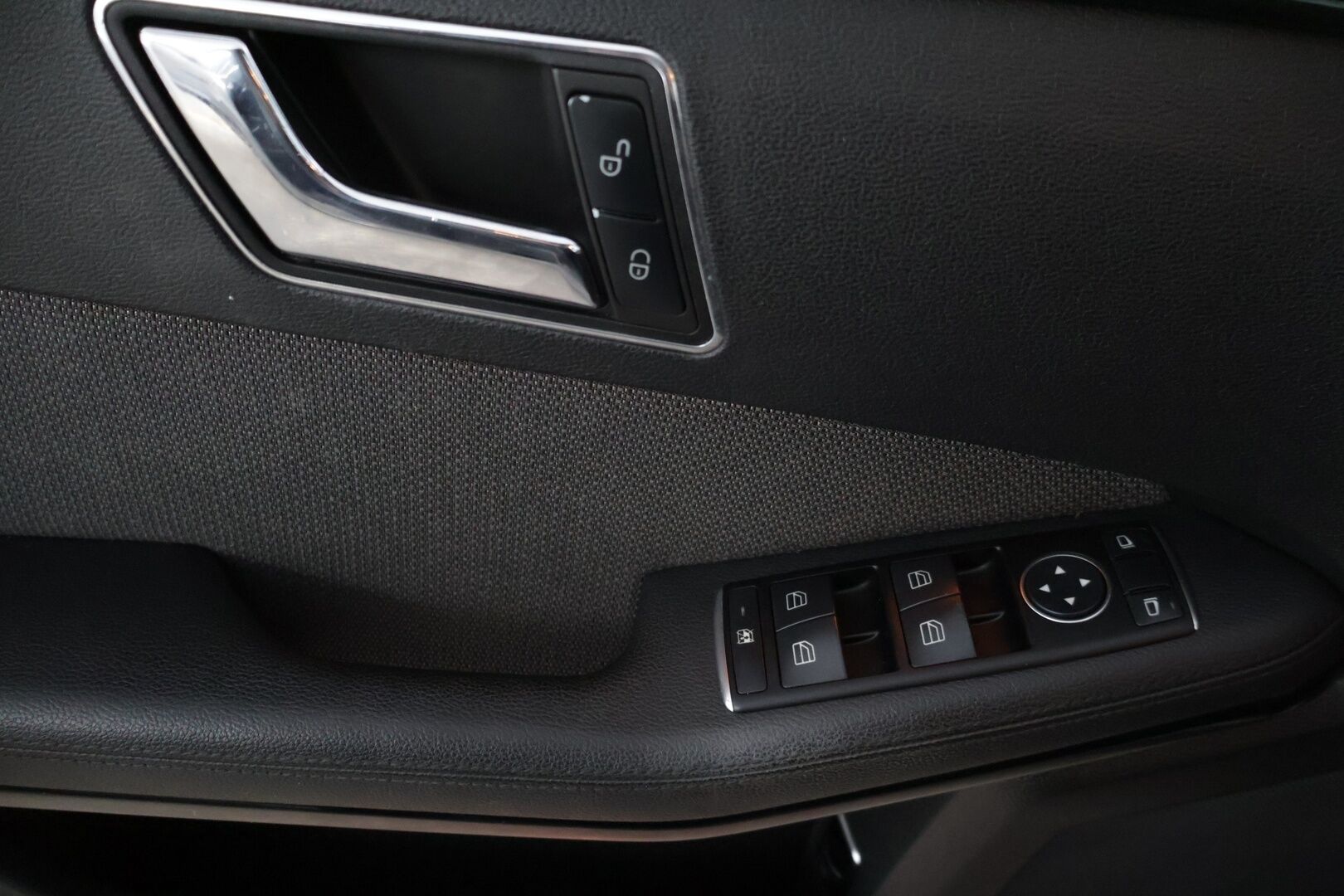 Mercedes-Benz E 2011 200 NGT Avantgarde 1,8 * Myydään Huutokaupat.com * Lohkolämmitin / Vetokoukku / Vakkari / Tutkat / * - *Myydään Huutokaupat.com* Kahdet renkaat vanteilla / Ortopedi-istuimet*