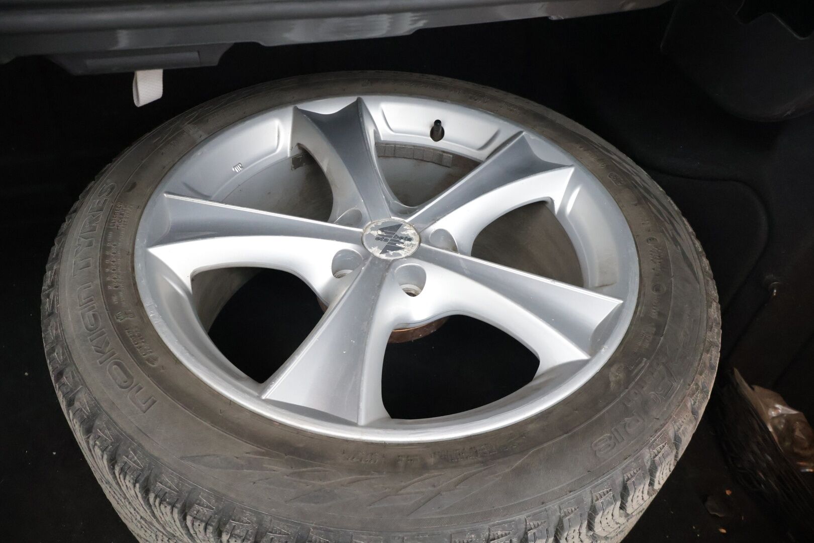 Mercedes-Benz E 2011 200 NGT Avantgarde 1,8 * Myydään Huutokaupat.com * Lohkolämmitin / Vetokoukku / Vakkari / Tutkat / * - *Myydään Huutokaupat.com* Kahdet renkaat vanteilla / Ortopedi-istuimet*