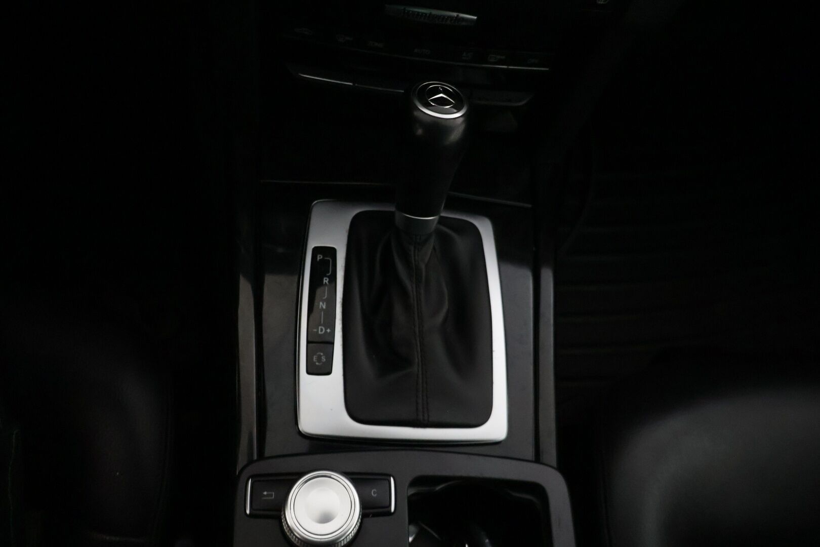 Mercedes-Benz E 2011 200 NGT Avantgarde 1,8 A Kaasu/Bensa * Lohkolämmitin / Vetokoukku / Vakkari / Tutkat / * - Taittuva vetokoukku, siisti Sedan - HULLUT VÄLIPÄIVÄT KORKOTARJOUS 2,49%