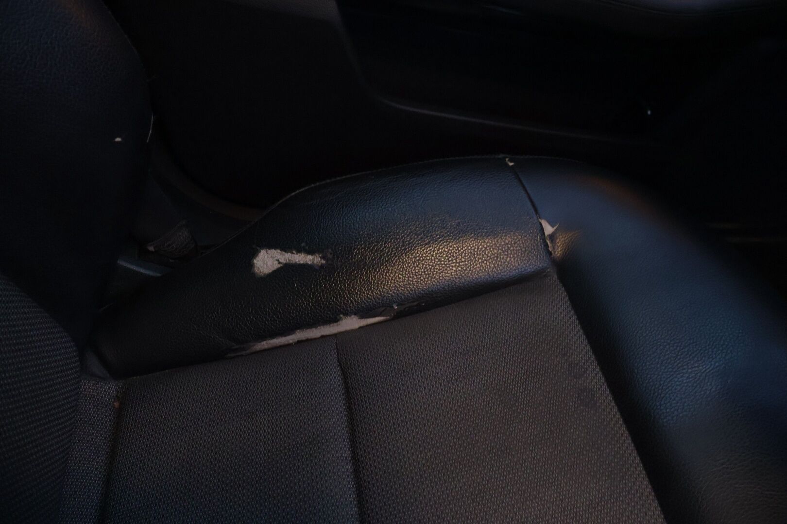 Mercedes-Benz E 2011 200 NGT Avantgarde 1,8 * Myydään Huutokaupat.com * Lohkolämmitin / Vetokoukku / Vakkari / Tutkat / * - *Myydään Huutokaupat.com* Kahdet renkaat vanteilla / Ortopedi-istuimet*