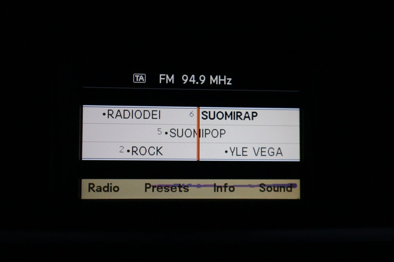 Mercedes-Benz E 2011 200 NGT Avantgarde 1,8 A Kaasu/Bensa * Lohkolämmitin / Vetokoukku / Vakkari / Tutkat / * - Taittuva vetokoukku, siisti Sedan - HULLUT VÄLIPÄIVÄT KORKOTARJOUS 2,49%