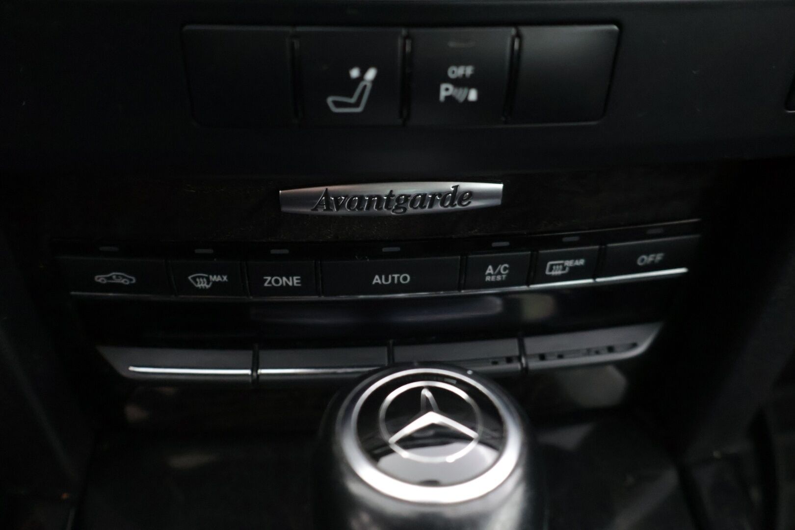 Mercedes-Benz E 2011 200 NGT Avantgarde 1,8 A Kaasu/Bensa * Lohkolämmitin / Vetokoukku / Vakkari / Tutkat / * - Taittuva vetokoukku, siisti Sedan - HULLUT VÄLIPÄIVÄT KORKOTARJOUS 2,49%