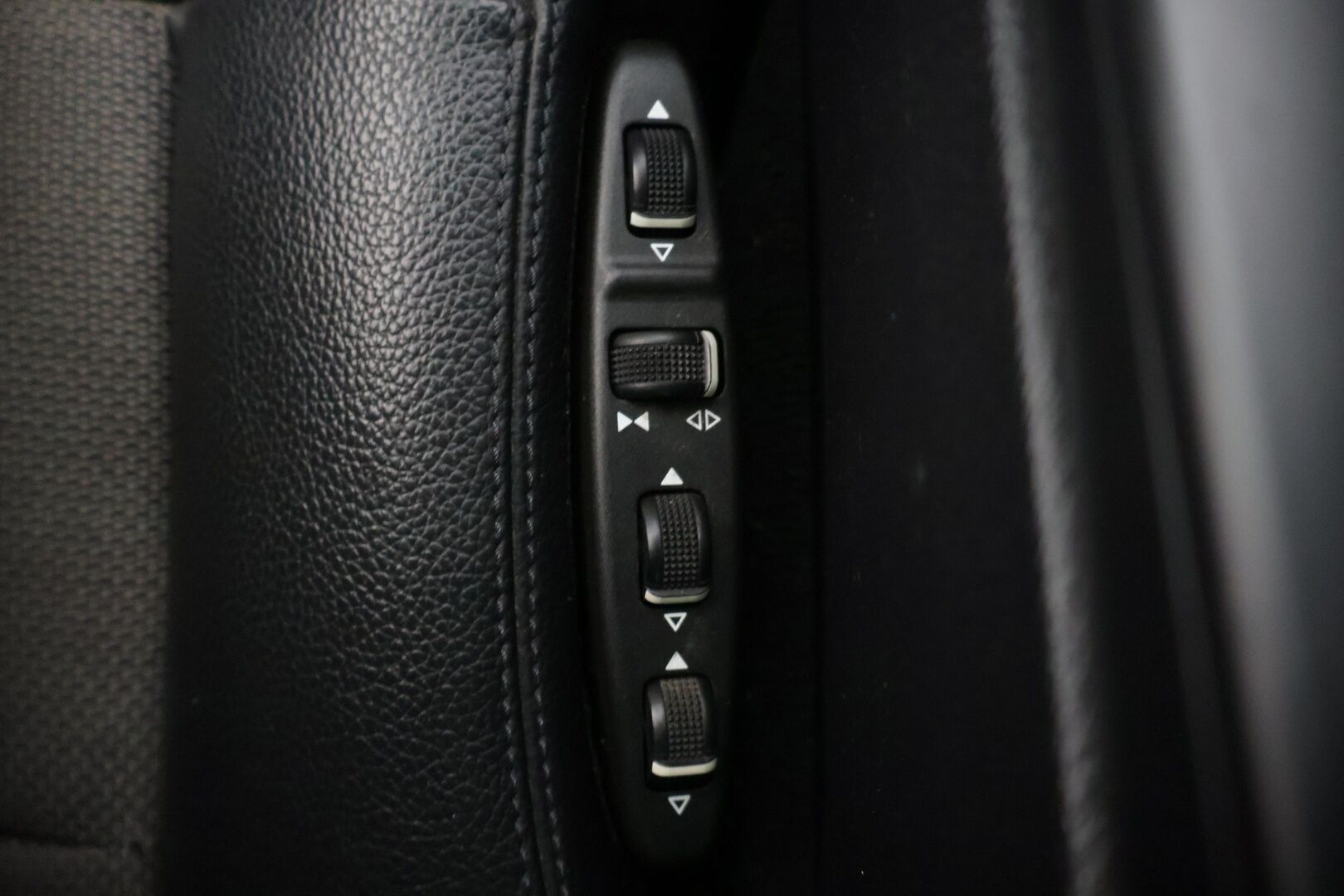 Mercedes-Benz E 2011 200 NGT Avantgarde 1,8 * Myydään Huutokaupat.com * Lohkolämmitin / Vetokoukku / Vakkari / Tutkat / * - *Myydään Huutokaupat.com* Kahdet renkaat vanteilla / Ortopedi-istuimet*