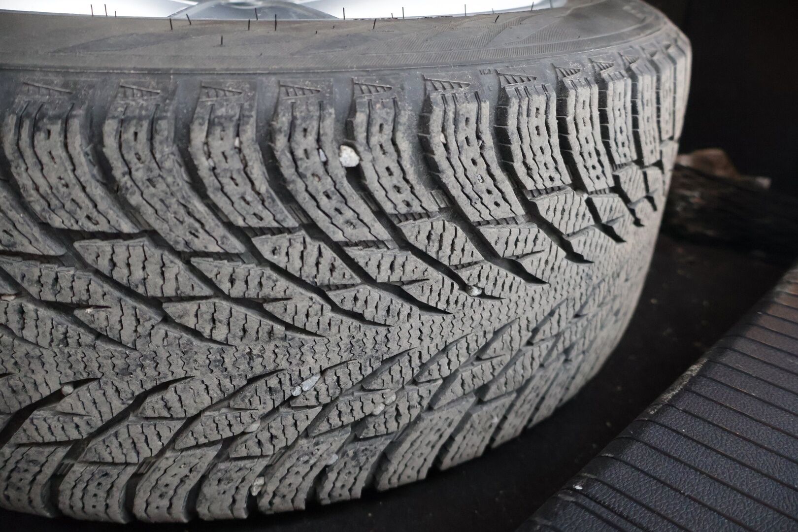 Mercedes-Benz E 2011 200 NGT Avantgarde 1,8 * Myydään Huutokaupat.com * Lohkolämmitin / Vetokoukku / Vakkari / Tutkat / * - *Myydään Huutokaupat.com* Kahdet renkaat vanteilla / Ortopedi-istuimet*