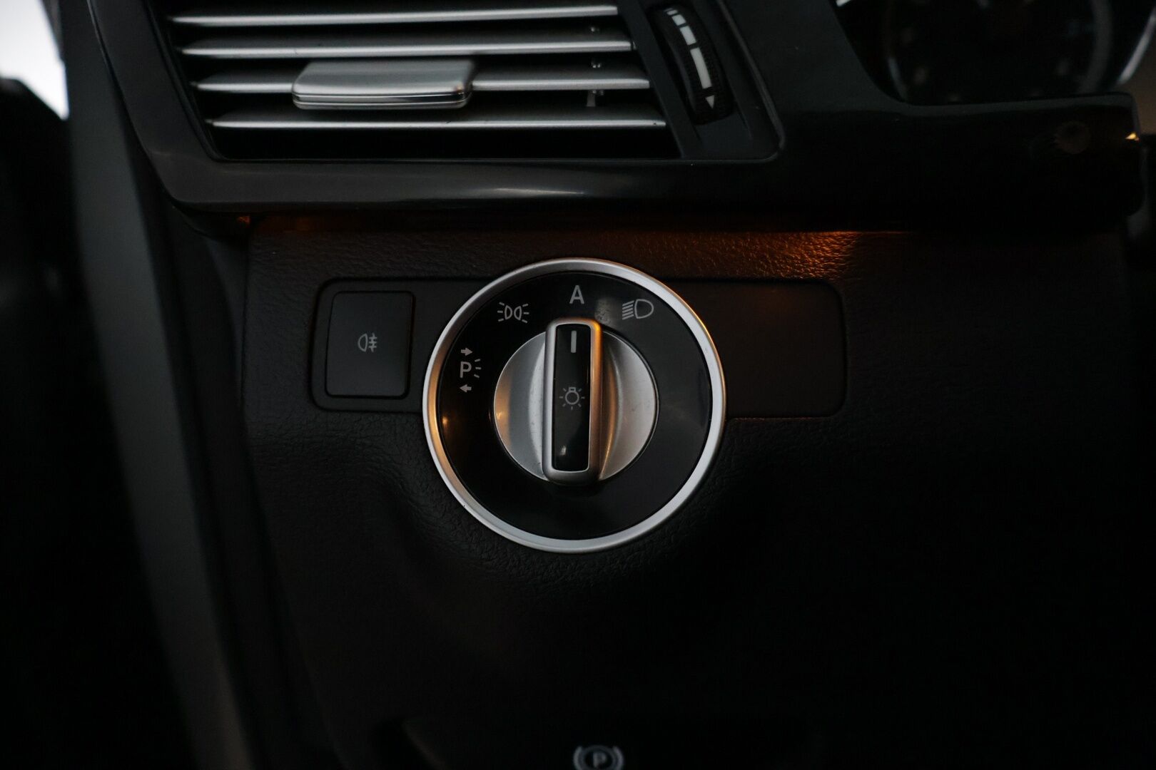 Mercedes-Benz E 2011 200 NGT Avantgarde 1,8 * Myydään Huutokaupat.com * Lohkolämmitin / Vetokoukku / Vakkari / Tutkat / * - *Myydään Huutokaupat.com* Kahdet renkaat vanteilla / Ortopedi-istuimet*