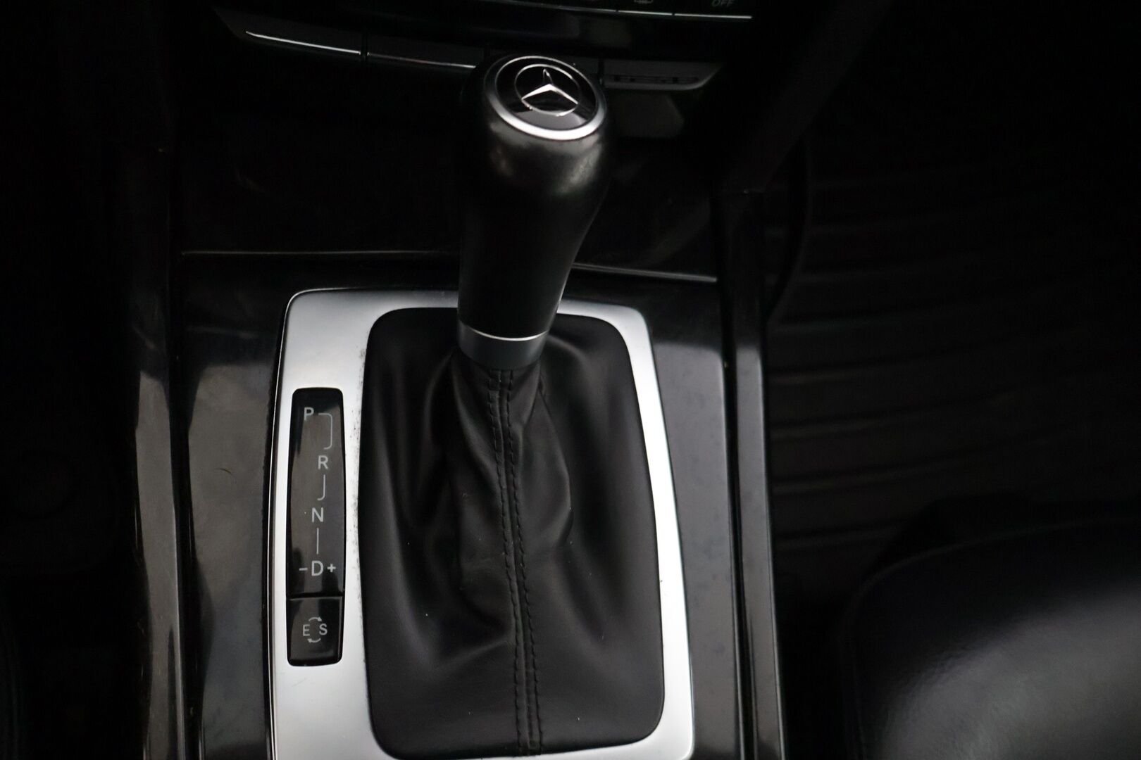 Mercedes-Benz E 2011 200 NGT Avantgarde 1,8 * Myydään Huutokaupat.com * Lohkolämmitin / Vetokoukku / Vakkari / Tutkat / * - *Myydään Huutokaupat.com* Kahdet renkaat vanteilla / Ortopedi-istuimet*