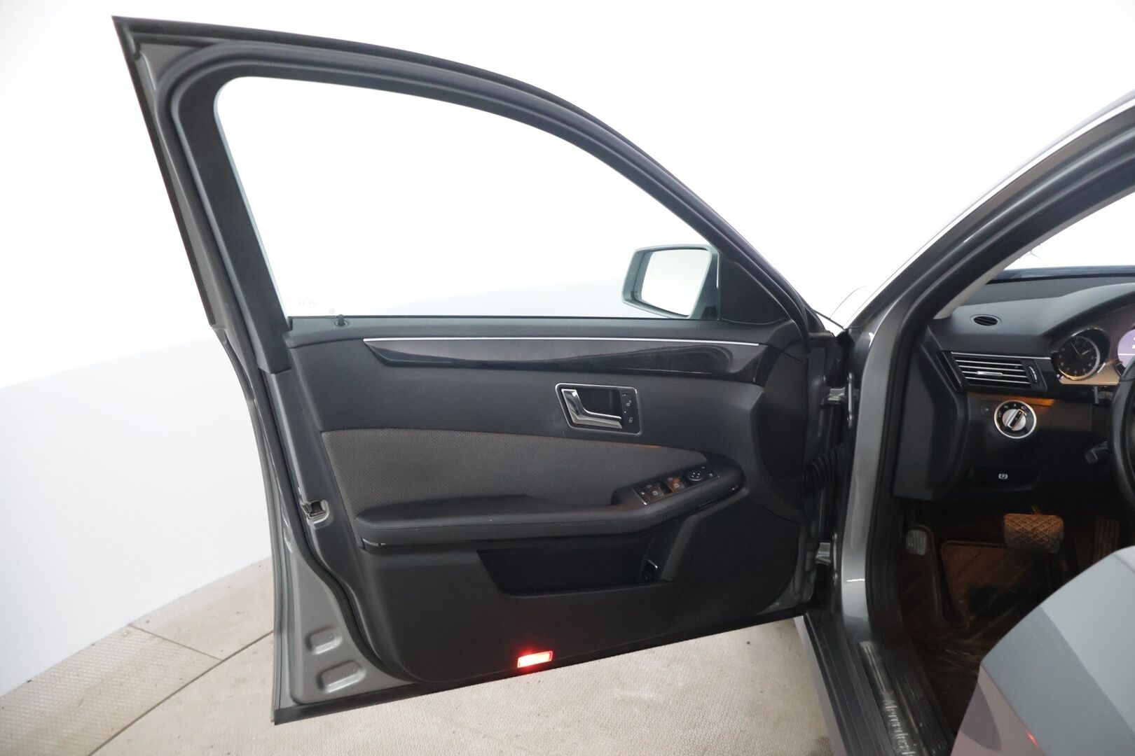 Mercedes-Benz E 2011 200 NGT Avantgarde 1,8 * Myydään Huutokaupat.com * Lohkolämmitin / Vetokoukku / Vakkari / Tutkat / * - *Myydään Huutokaupat.com* Kahdet renkaat vanteilla / Ortopedi-istuimet*