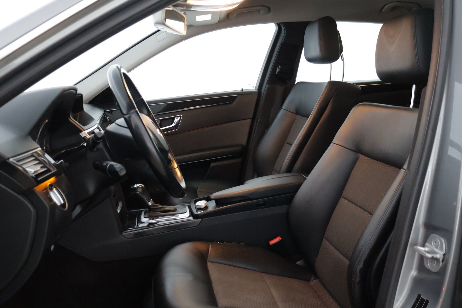 Mercedes-Benz E 2011 200 NGT Avantgarde 1,8 * Myydään Huutokaupat.com * Lohkolämmitin / Vetokoukku / Vakkari / Tutkat / * - *Myydään Huutokaupat.com* Kahdet renkaat vanteilla / Ortopedi-istuimet*