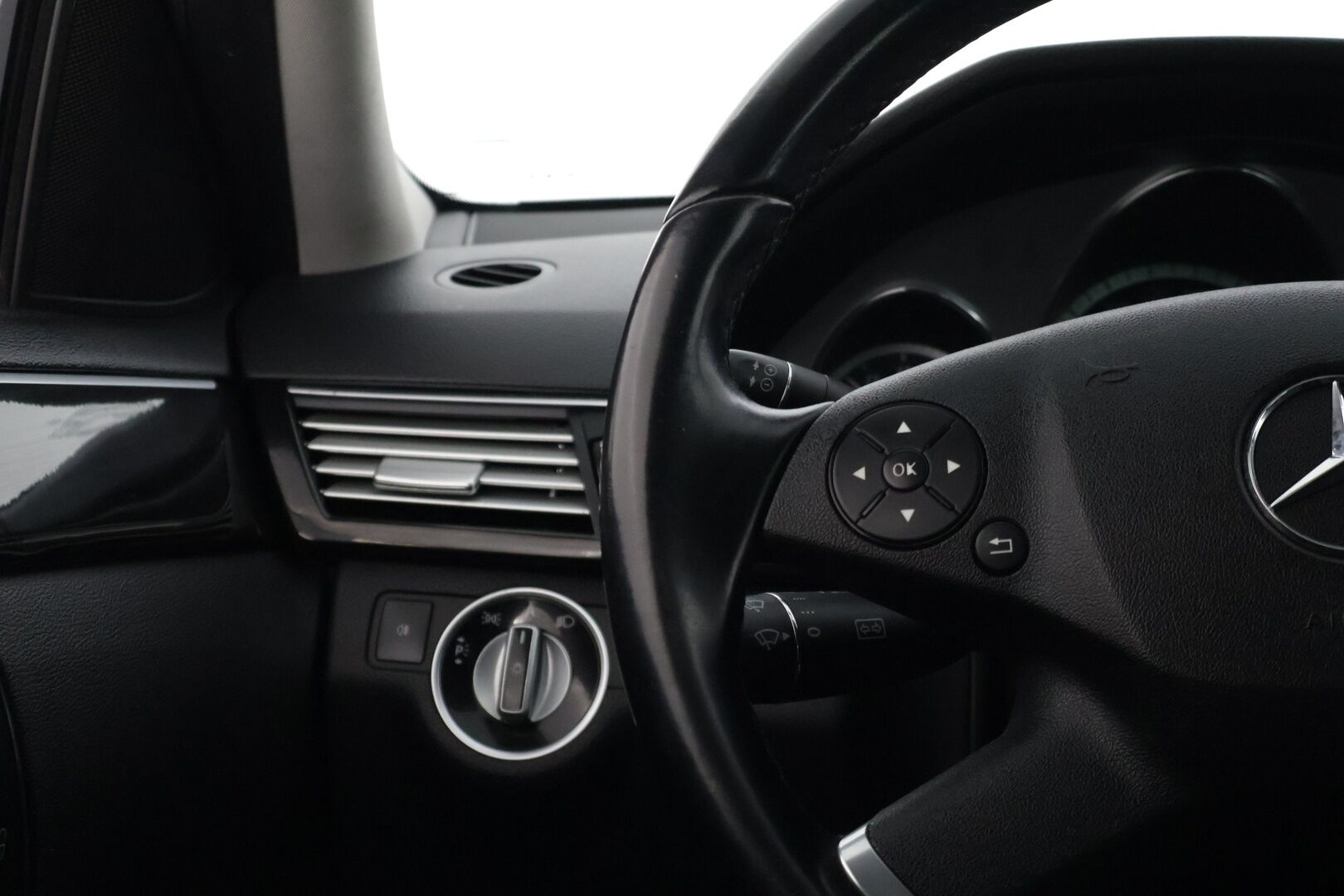 Mercedes-Benz E 2011 200 NGT Avantgarde 1,8 A Kaasu/Bensa * Lohkolämmitin / Vetokoukku / Vakkari / Tutkat / * - Taittuva vetokoukku, siisti Sedan - HULLUT VÄLIPÄIVÄT KORKOTARJOUS 2,49%