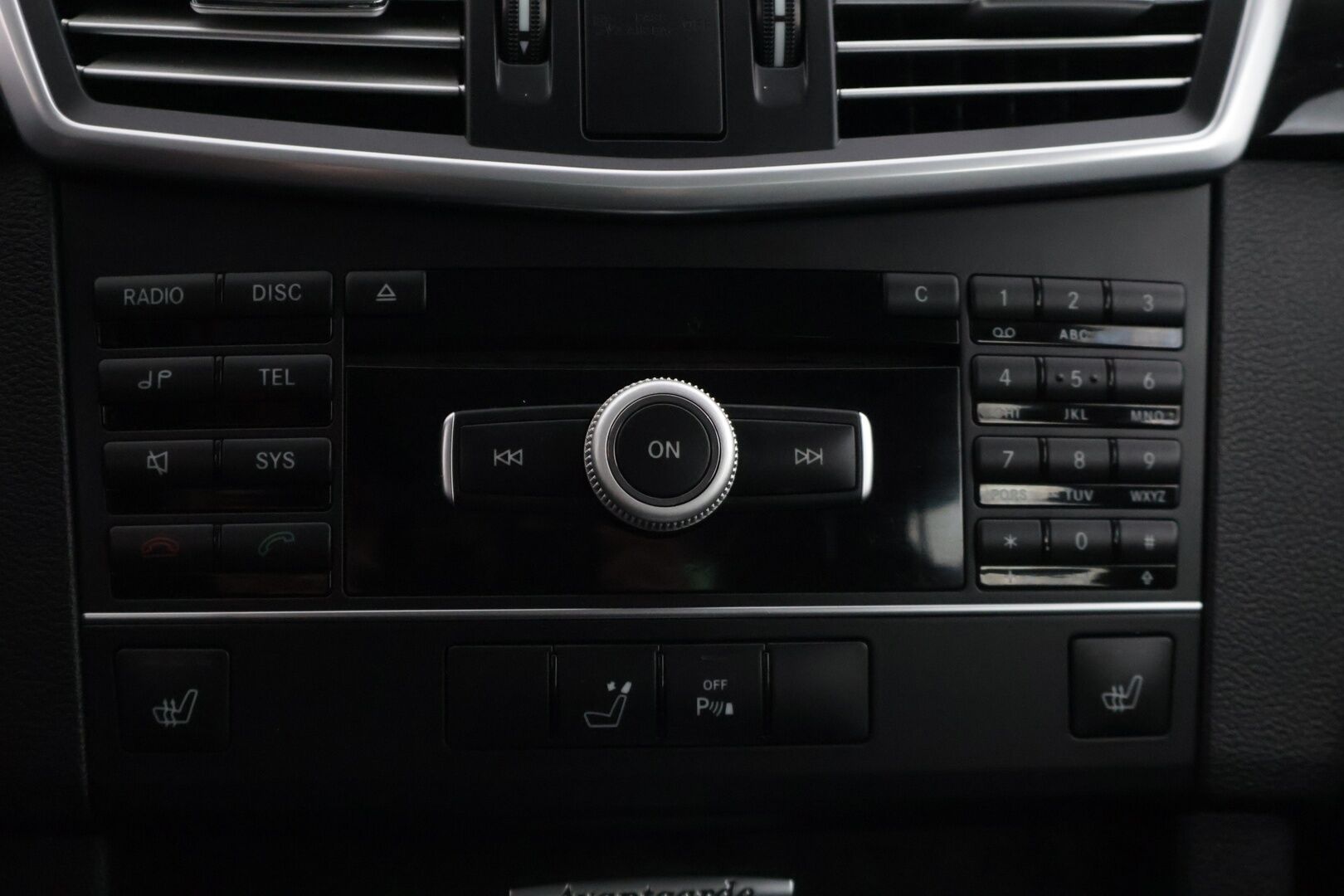 Mercedes-Benz E 2011 200 NGT Avantgarde 1,8 * Myydään Huutokaupat.com * Lohkolämmitin / Vetokoukku / Vakkari / Tutkat / * - *Myydään Huutokaupat.com* Kahdet renkaat vanteilla / Ortopedi-istuimet*