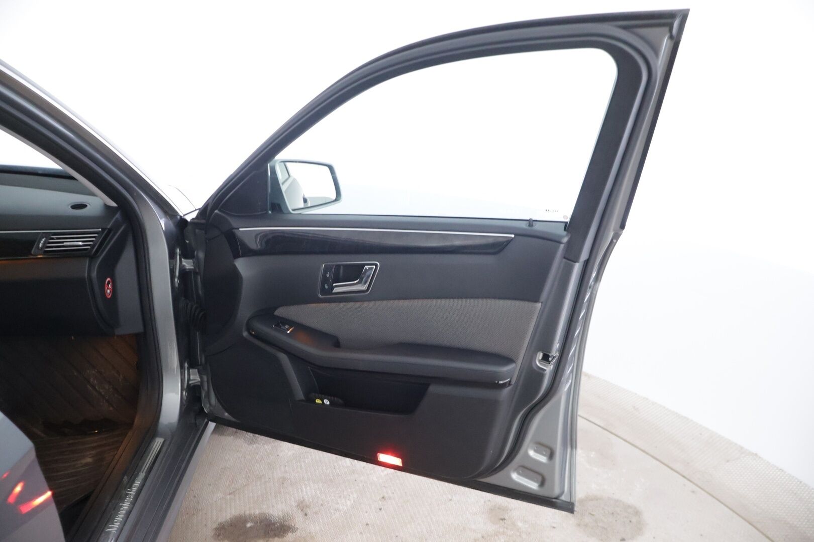 Mercedes-Benz E 2011 200 NGT Avantgarde 1,8 * Myydään Huutokaupat.com * Lohkolämmitin / Vetokoukku / Vakkari / Tutkat / * - *Myydään Huutokaupat.com* Kahdet renkaat vanteilla / Ortopedi-istuimet*