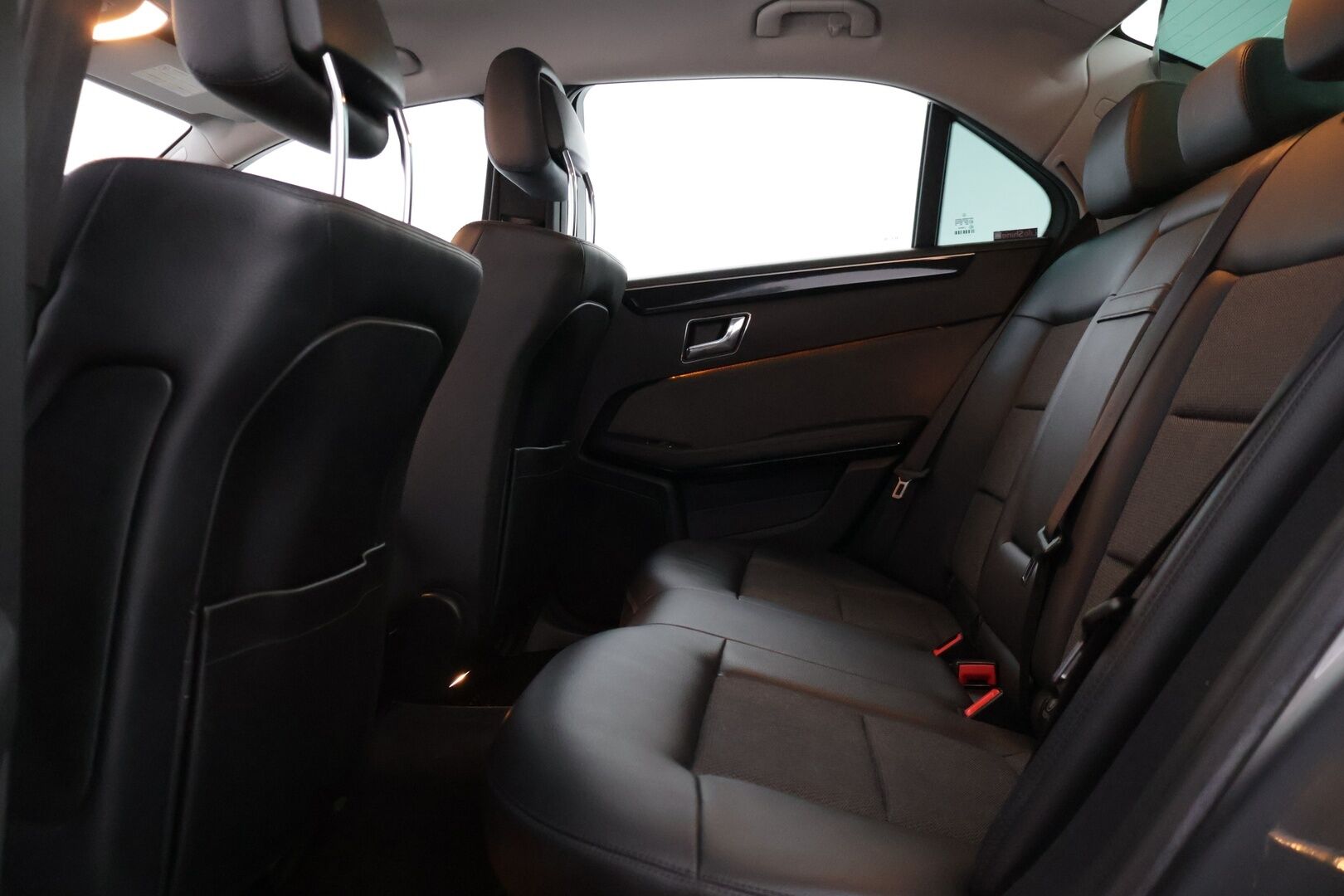 Mercedes-Benz E 2011 200 NGT Avantgarde 1,8 A Kaasu/Bensa * Lohkolämmitin / Vetokoukku / Vakkari / Tutkat / * - Taittuva vetokoukku, siisti Sedan - HULLUT VÄLIPÄIVÄT KORKOTARJOUS 2,49%