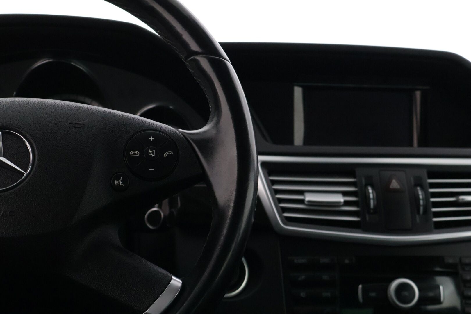 Mercedes-Benz E 2011 200 NGT Avantgarde 1,8 * Myydään Huutokaupat.com * Lohkolämmitin / Vetokoukku / Vakkari / Tutkat / * - *Myydään Huutokaupat.com* Kahdet renkaat vanteilla / Ortopedi-istuimet*