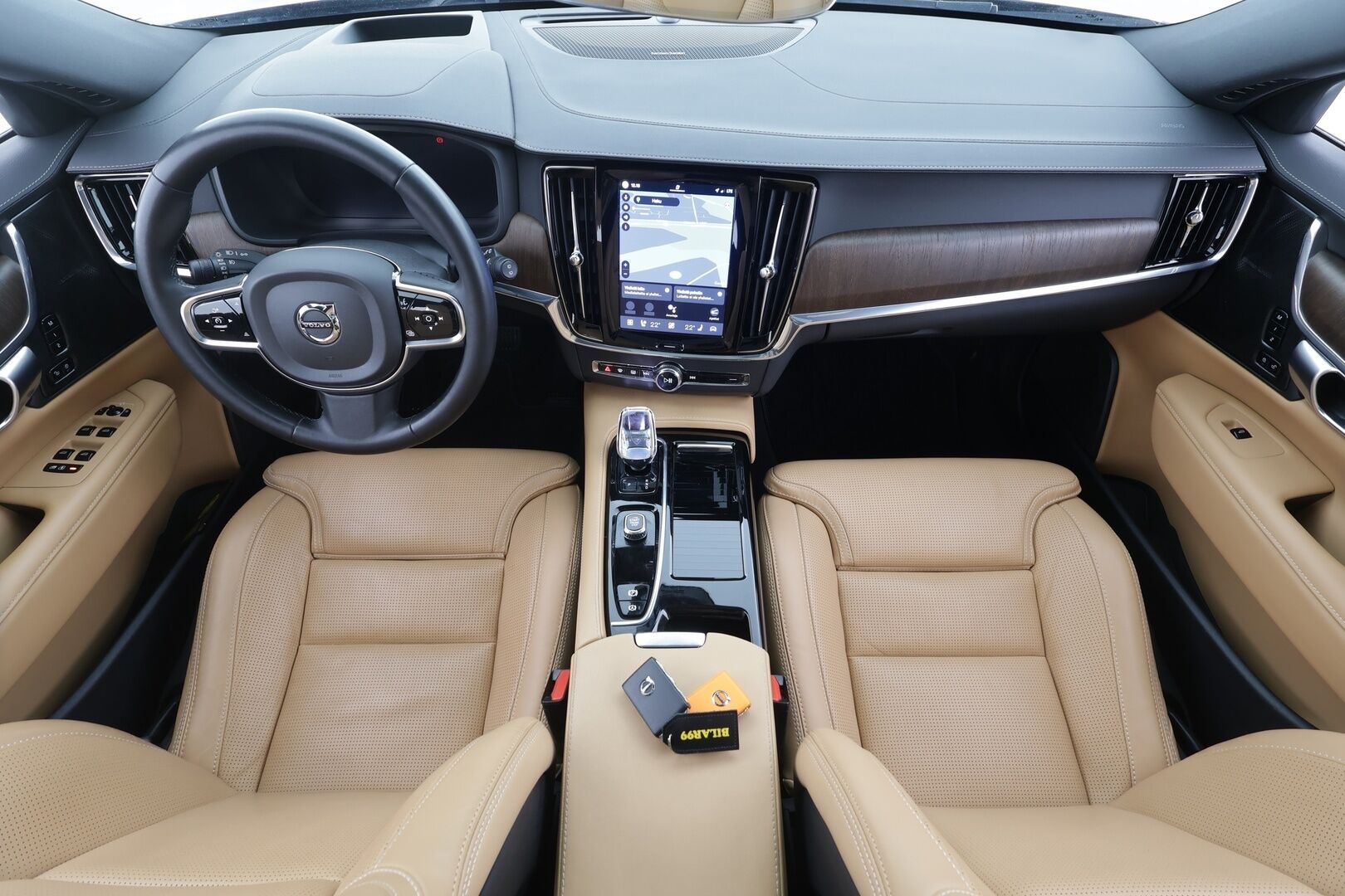 Volvo V90 2023 T8 AWD Long Range High Performance Ultimate Bright aut - | Pilot assist | 360-Kamera | Full-LED | H/K | Panorama | HUD | Ilmastoidut Muistipenkit | Keyless | Ruskeat Sporttinahat | 1.Om Suomi-auto | Kahdet renkaat | Merkkihuollettu |