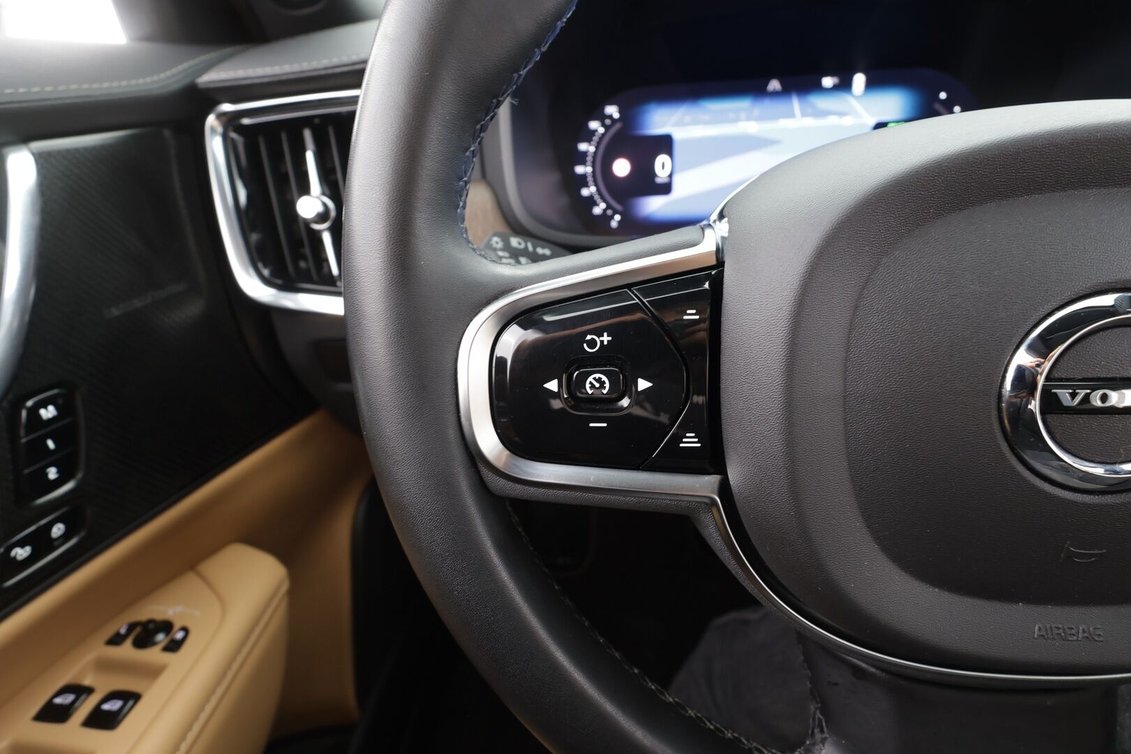 Volvo V90 2023 T8 AWD Long Range High Performance Ultimate Bright aut - | Pilot assist | 360-Kamera | Full-LED | H/K | Panorama | HUD | Ilmastoidut Muistipenkit | Keyless | Ruskeat Sporttinahat | 1.Om Suomi-auto | Kahdet renkaat | Merkkihuollettu |
