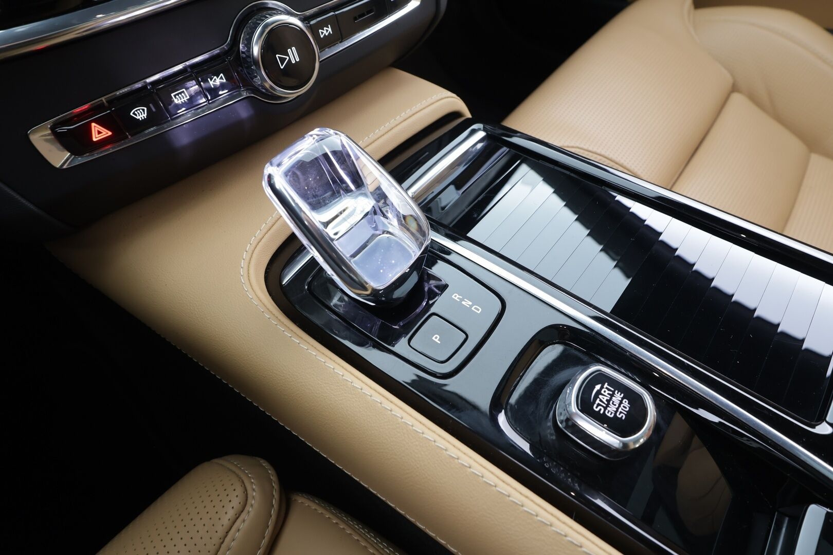 Volvo V90 2023 T8 AWD Long Range High Performance Ultimate Bright aut - | Pilot assist | 360-Kamera | Full-LED | H/K | Panorama | HUD | Ilmastoidut Muistipenkit | Keyless | Ruskeat Sporttinahat | 1.Om Suomi-auto | Kahdet renkaat | Merkkihuollettu |