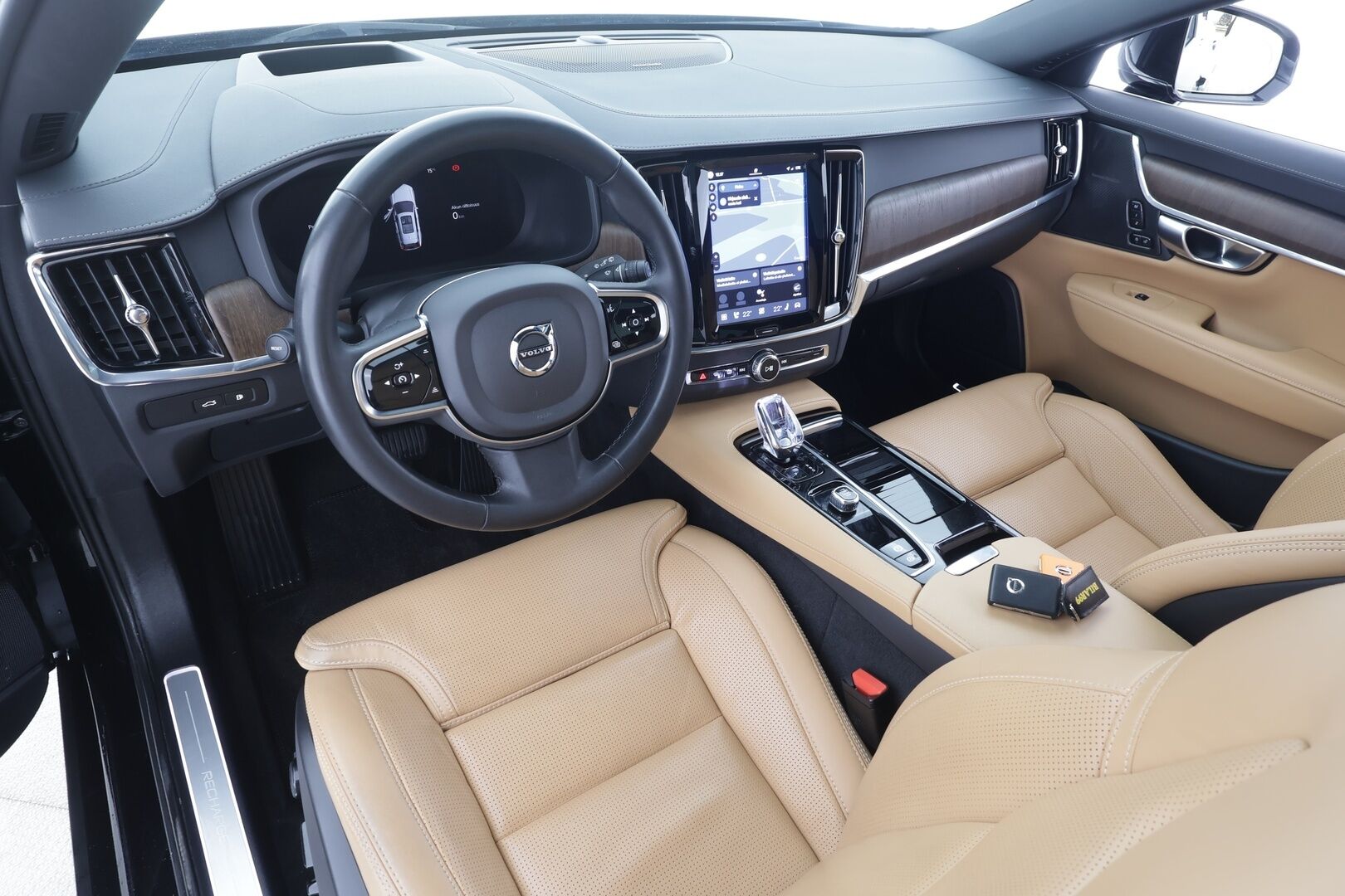 Volvo V90 2023 T8 AWD Long Range High Performance Ultimate Bright aut - | Pilot assist | 360-Kamera | Full-LED | H/K | Panorama | HUD | Ilmastoidut Muistipenkit | Keyless | Ruskeat Sporttinahat | 1.Om Suomi-auto | Kahdet renkaat | Merkkihuollettu |