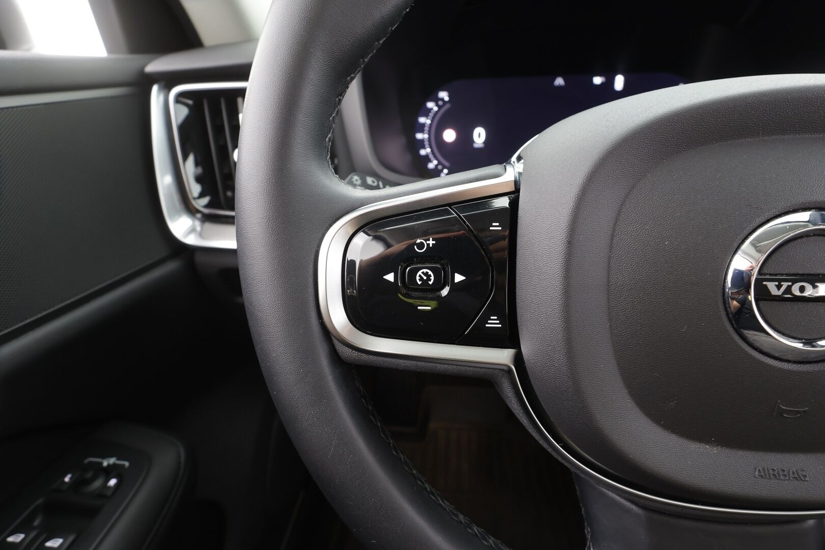Volvo V60 2023 B4 MHEV Business Plus Bright DCT aut - | ACC | Webasto | Koukku | Muistinahat | Sporttipenkit | Full-LED | P.kamera | High performance audio | Keyless | 1-om suomiauto | 