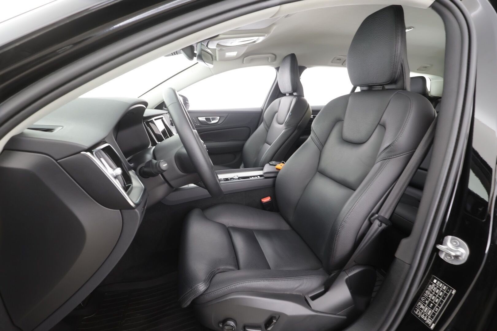 Volvo V60 2023 B4 MHEV Business Plus Bright DCT aut - | ACC | Webasto | Koukku | Muistinahat | Sporttipenkit | Full-LED | P.kamera | High performance audio | Keyless | 1-om suomiauto | 