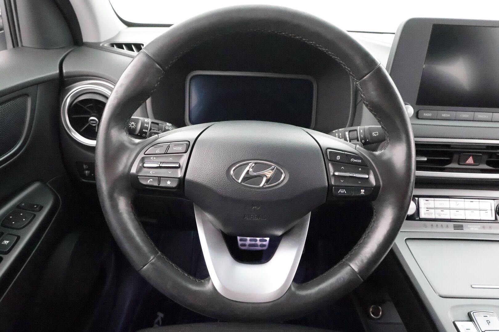 Hyundai KONA 2023 electric 64 kWh 204 hv Comfort MY21 * ACC / ILP / P.kamera / Digimittaristo / Ratinlämmitin / Keyless / LED * - 1.Om Suomi-auto / Akku kuntotarkastettu SoH 95,6% / Kahdet renkaat aluvanteilla / Merkkihuollettu