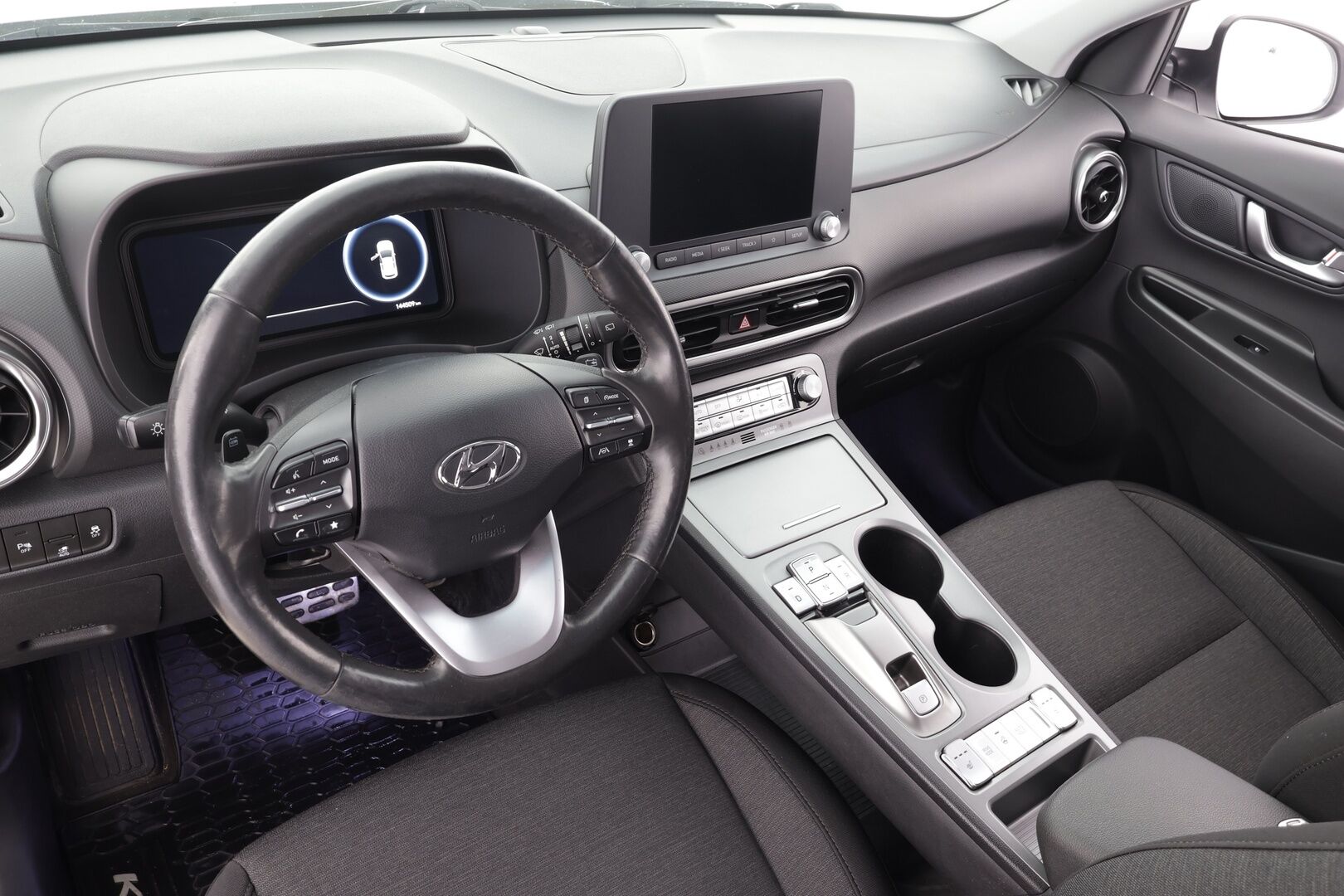 Hyundai KONA 2023 electric 64 kWh 204 hv Comfort MY21 * ACC / ILP / P.kamera / Digimittaristo / Ratinlämmitin / Keyless / LED * - 1.Om Suomi-auto / Akku kuntotarkastettu SoH 95,6% / Kahdet renkaat aluvanteilla / Merkkihuollettu