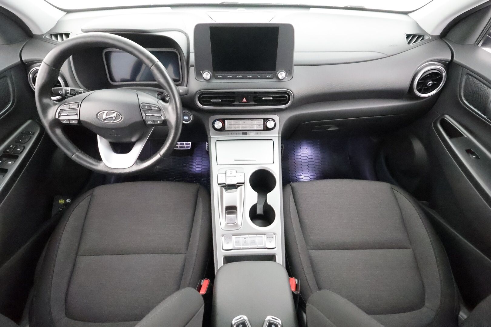Hyundai KONA 2023 electric 64 kWh 204 hv Comfort MY21 * ACC / ILP / P.kamera / Digimittaristo / Ratinlämmitin / Keyless / LED * - 1.Om Suomi-auto / Akku kuntotarkastettu SoH 95,6% / Kahdet renkaat aluvanteilla / Merkkihuollettu