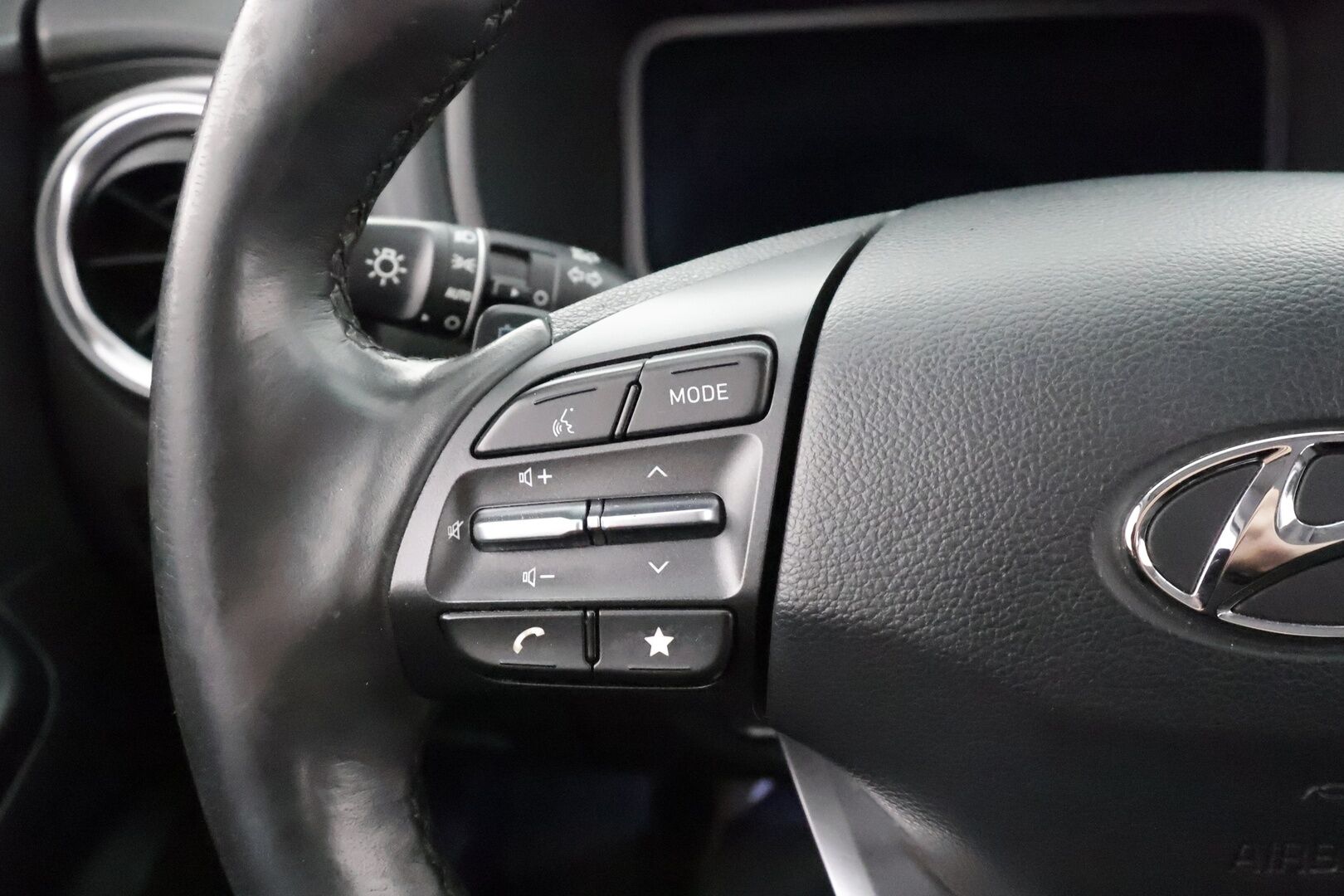 Hyundai KONA 2023 electric 64 kWh 204 hv Comfort MY21 * ACC / ILP / P.kamera / Digimittaristo / Ratinlämmitin / Keyless / LED * - 1.Om Suomi-auto / Akku kuntotarkastettu SoH 95,6% / Kahdet renkaat aluvanteilla / Merkkihuollettu