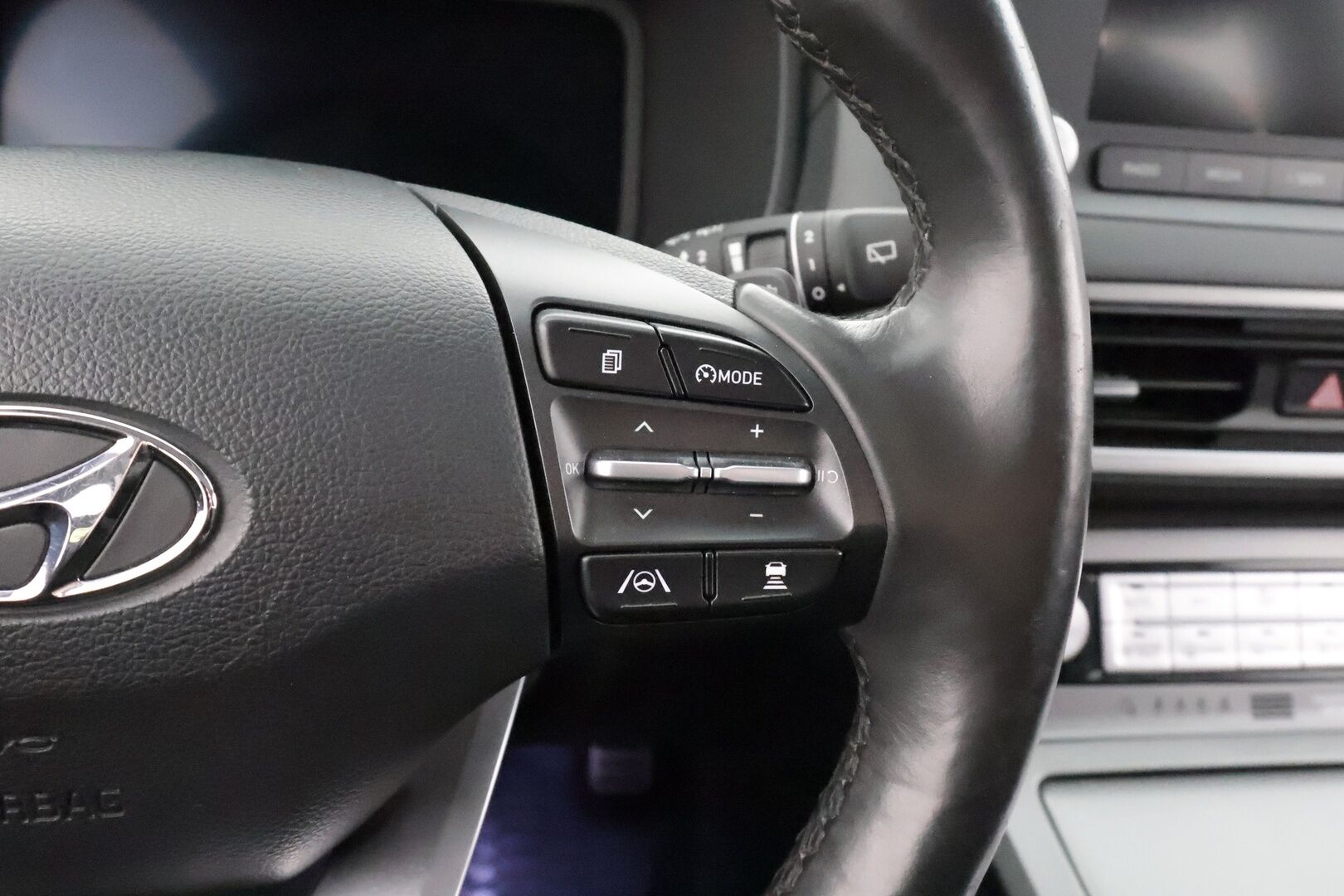 Hyundai KONA 2023 electric 64 kWh 204 hv Comfort MY21 * ACC / ILP / P.kamera / Digimittaristo / Ratinlämmitin / Keyless / LED * - 1.Om Suomi-auto / Akku kuntotarkastettu SoH 95,6% / Kahdet renkaat aluvanteilla / Merkkihuollettu