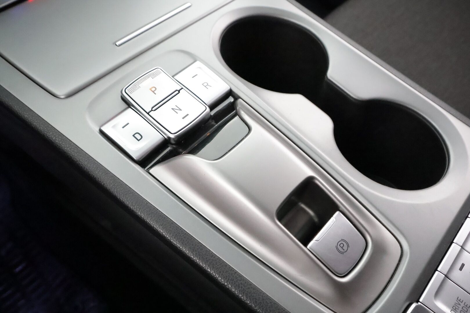 Hyundai KONA 2023 electric 64 kWh 204 hv Comfort MY21 * ACC / ILP / P.kamera / Digimittaristo / Ratinlämmitin / Keyless / LED * - 1.Om Suomi-auto / Akku kuntotarkastettu SoH 95,6% / Kahdet renkaat aluvanteilla / Merkkihuollettu